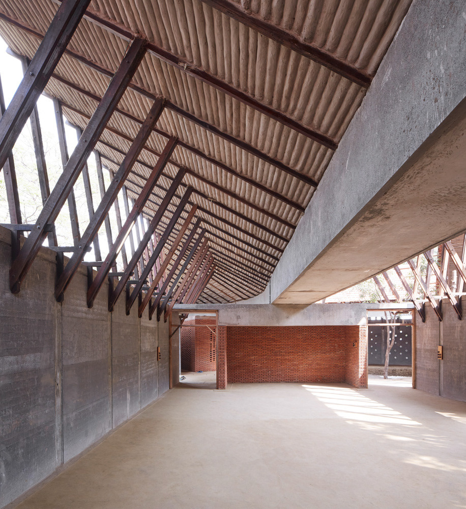 CENTER INTERIOR - Photography: © Edmund Sumner