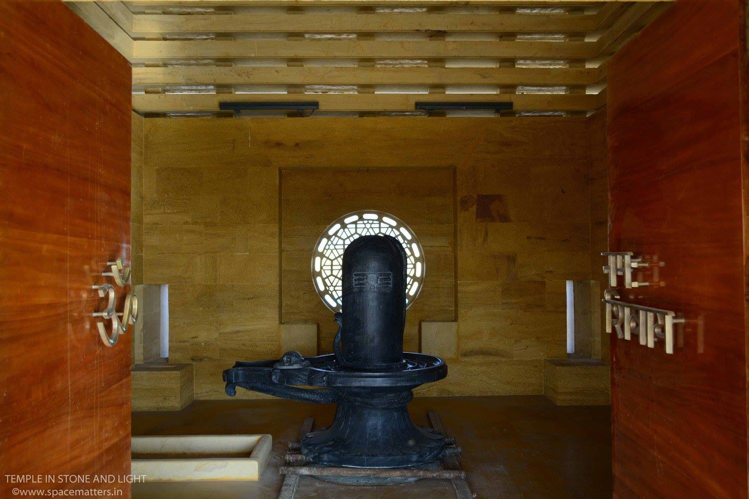 TEMPLE INTERIOR - Photography: © SPACEMATTERS