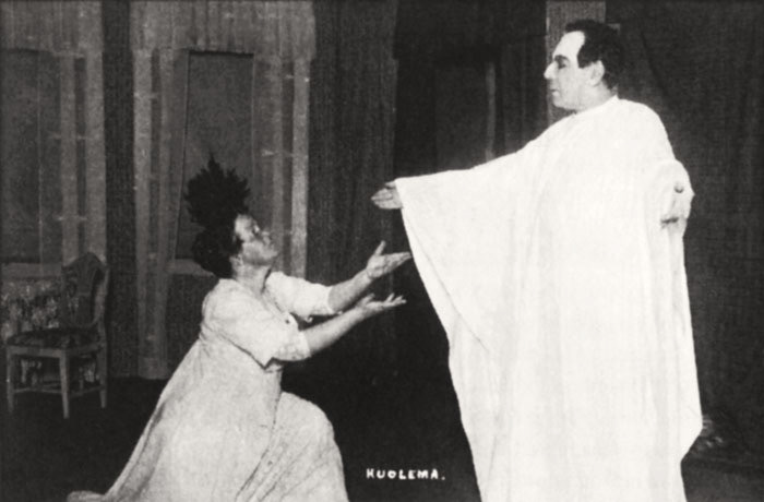 Death arrives to claim Paavali’s Mother to the accompaniment of Sibelius’s Valse triste. The 1911 performance of Arvid Järnefelt’s Kuolema at the Finnish National Theatre, with Axel Ahlberg as Death and Katri Rautio as the Mother.