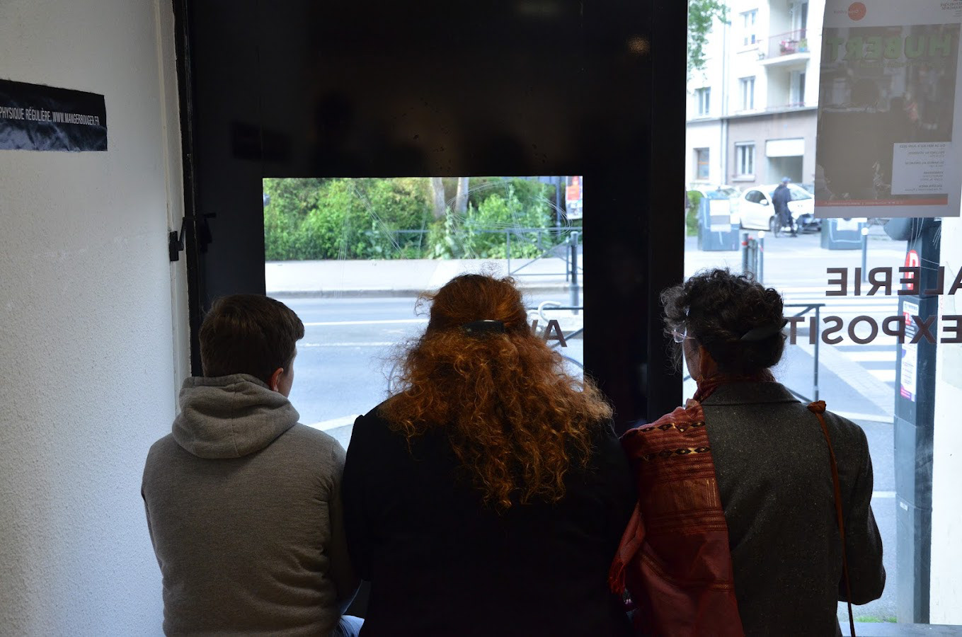 Exposition Hubert, Galerie Awen, Rennes, Le ballet des livreurs, installation in-situ, 2023. Masque noir formant un tableau, appliqué sur une baie vitrée donnant sur la rue. Un banc est placé devant cet espace. Installation contemplative qui invite les visiteurs à observer la vie de la rue, notamment les livreurs et offrant un moment de contemplation pour considérer ces livreurs qui passent rapidement dans nos vies. Les visiteurs deviennent ainsi à leur tour un spectacle pour les passants, soulignant le rôle du regard dans la création artistique. © Elsa Tessier