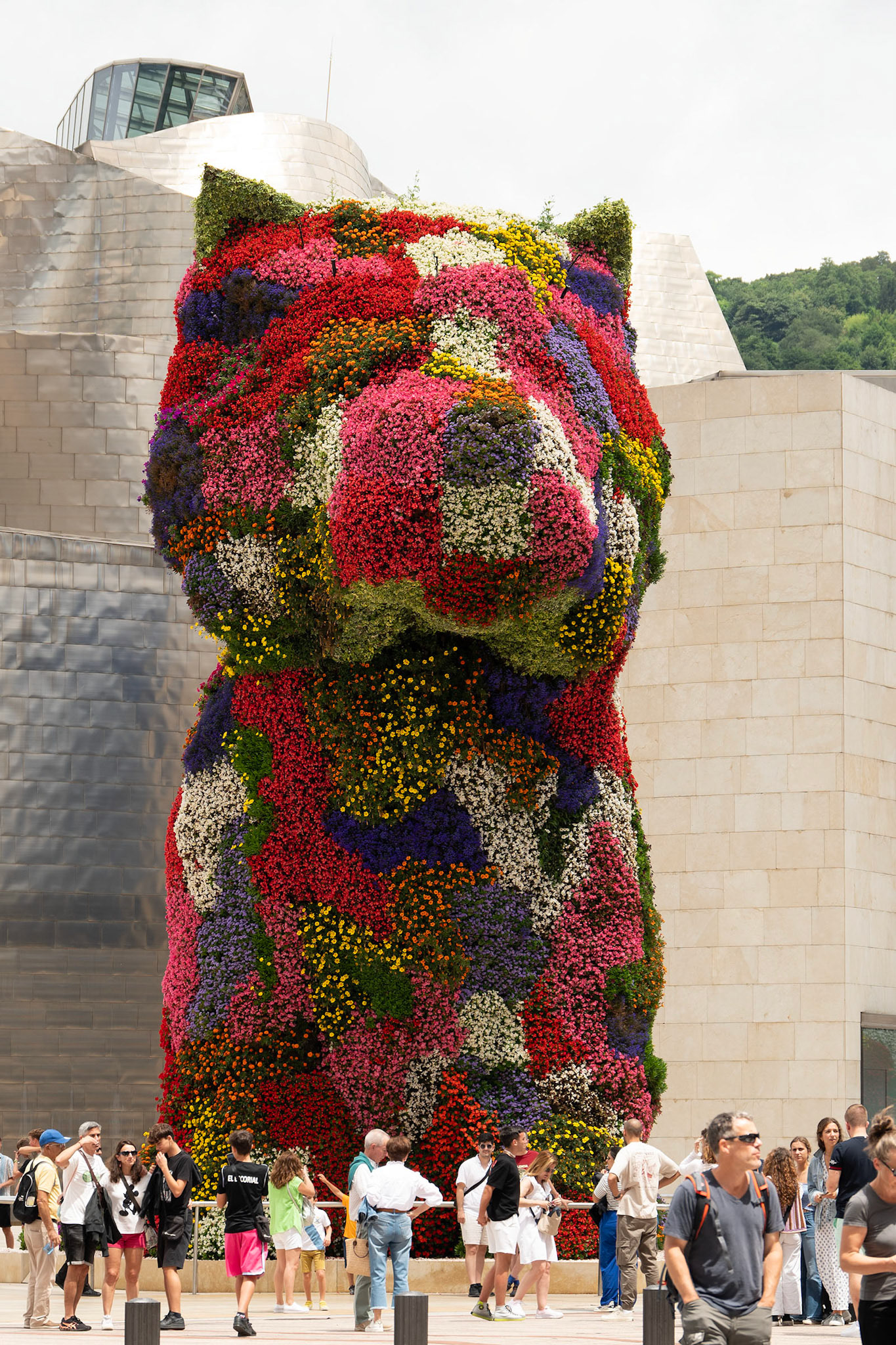 Jeff Koons outside of the Guggenheim