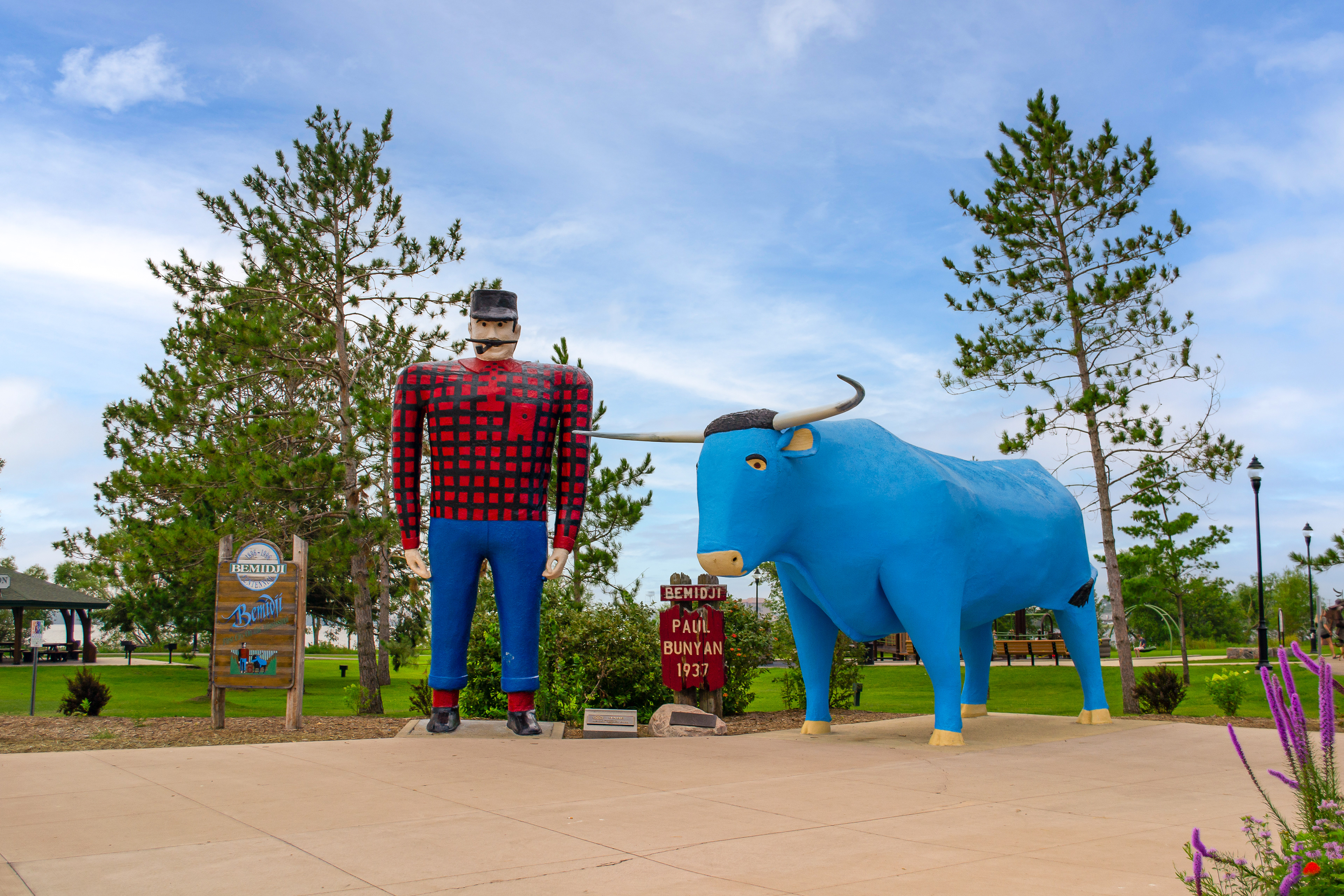Paul Bunyan & Babe the Blue Ox.
