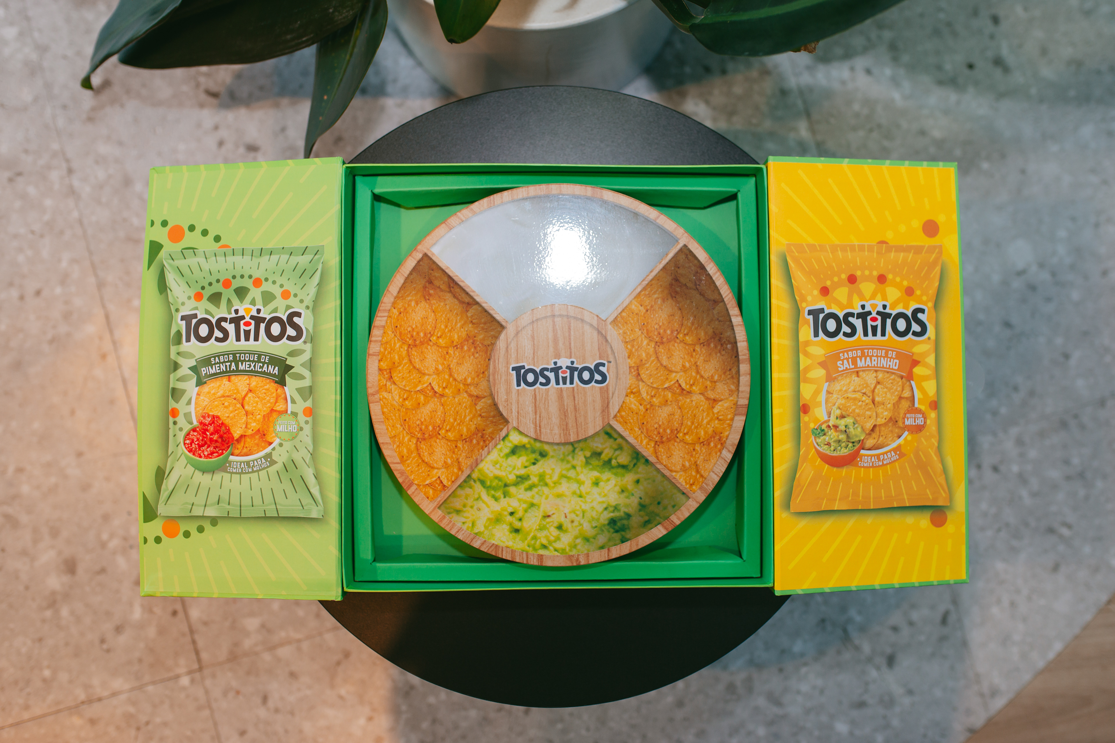 Image may contain: Sales Kit Tostitos caixa aberta com lâmina sobre a petisqueira.