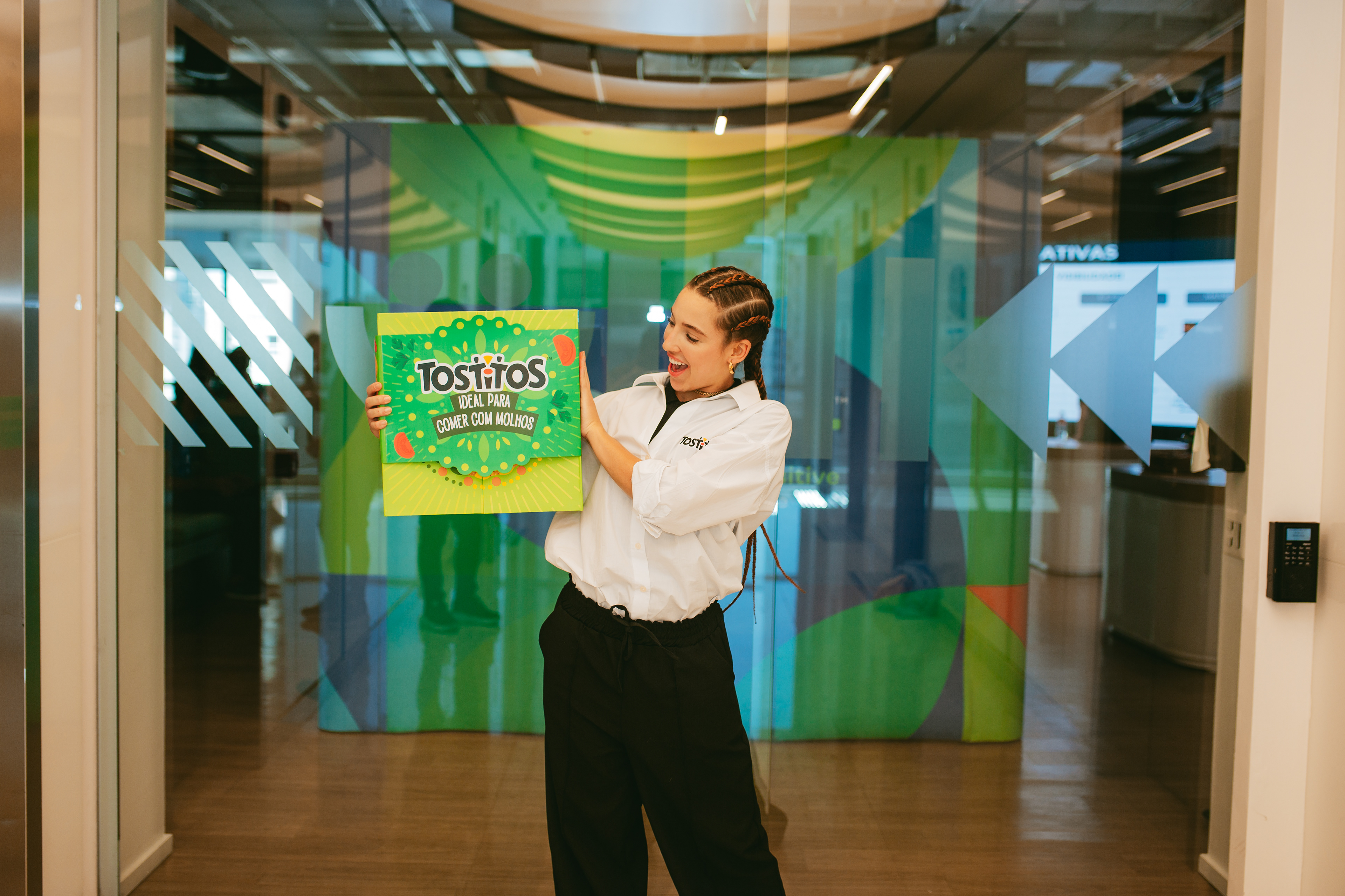 Image may contain: Sales Kit Tostitos caixa fechada com modelo segurando.