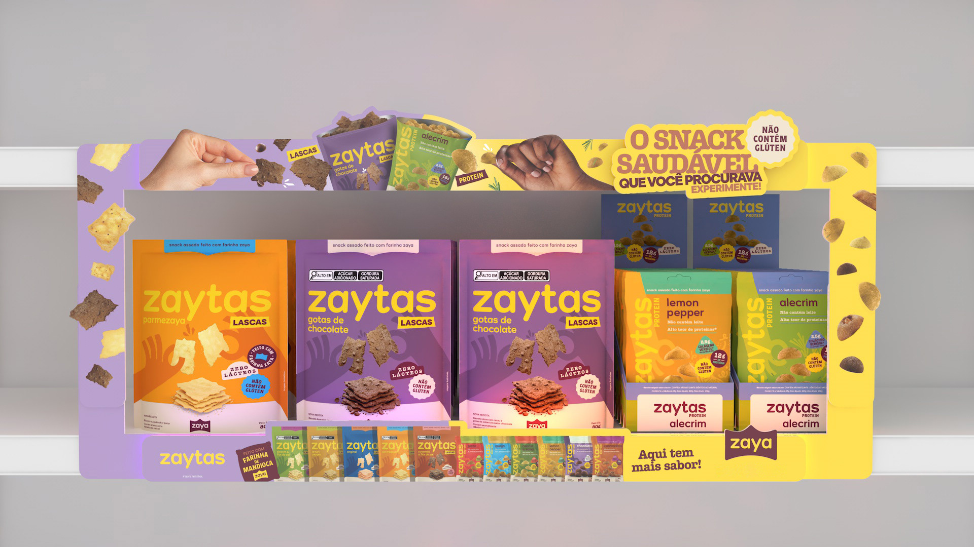 Render 3D frontal da janela de gôndola da Zaya, mostrando a composição completa com embalagens, comunicação promocional, produtos em destaque e chamada para snack saudável.