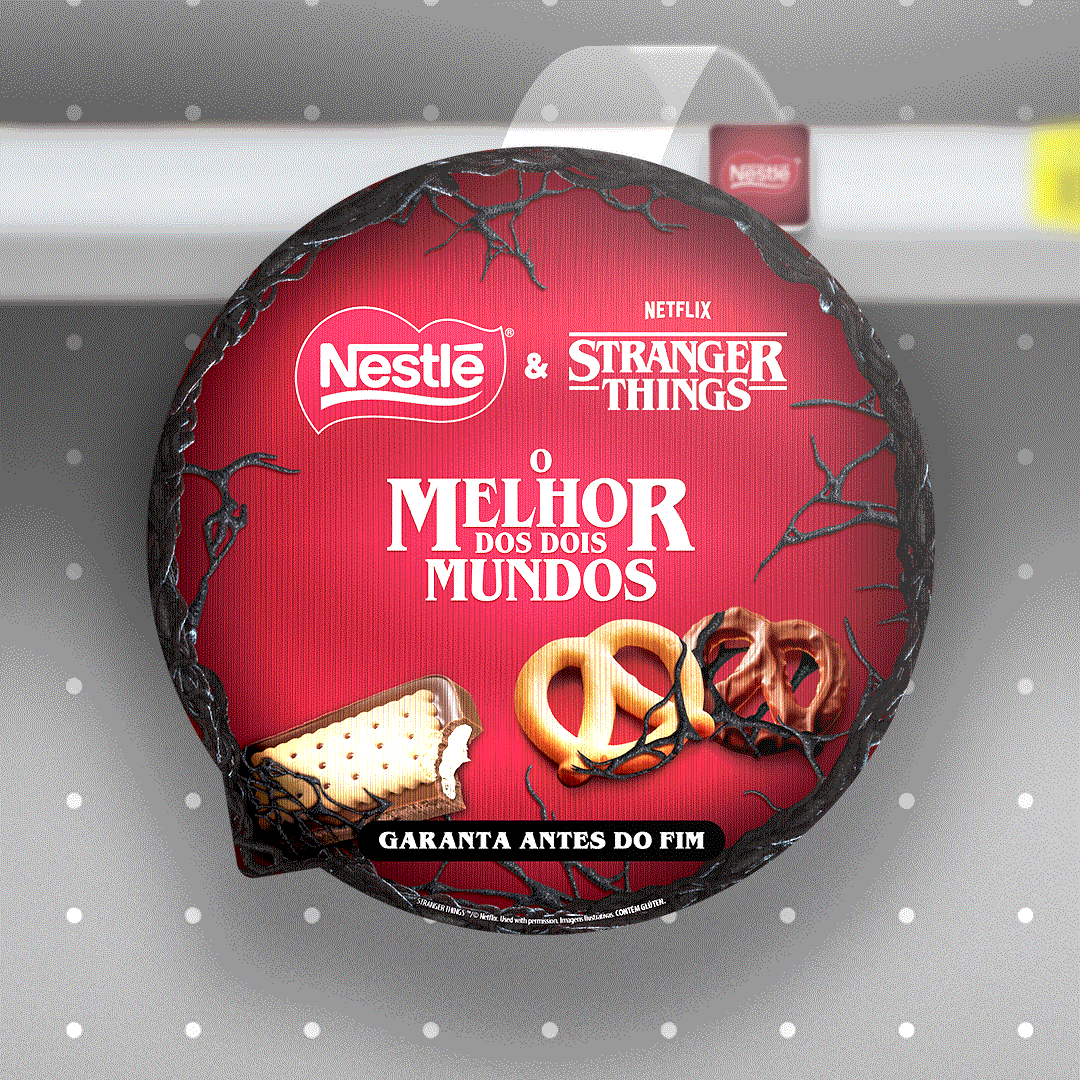 Wobbler holográfico Nestlé Stranger Things biscoitos, vermelho e azul.