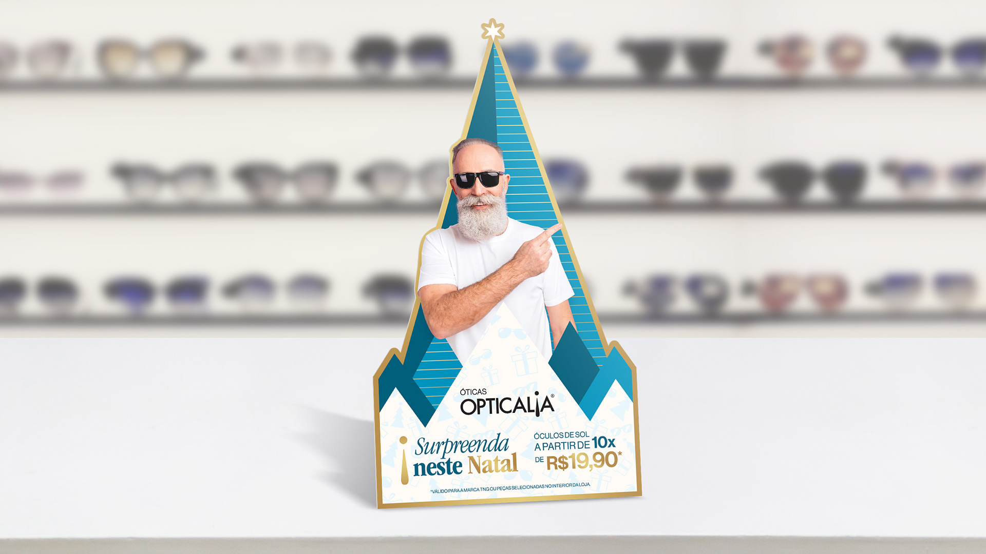 Image may contain: Display de balcão da campanha de natal da Opticalia 2024.