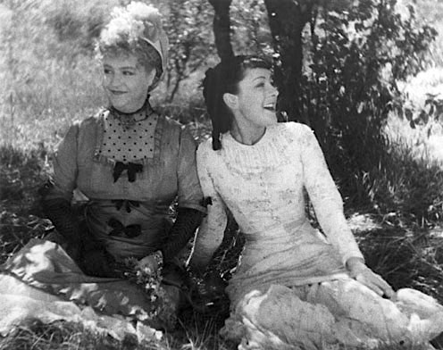 The reserved Henriette & her flirtatious mother