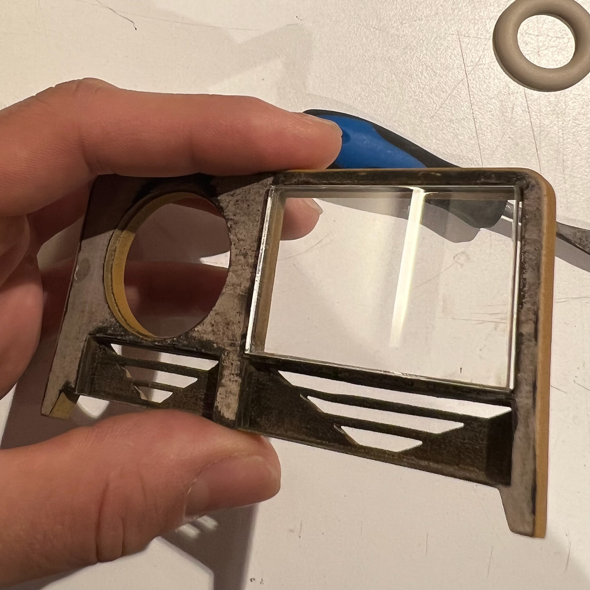 Assembling the glas into the extruded cut