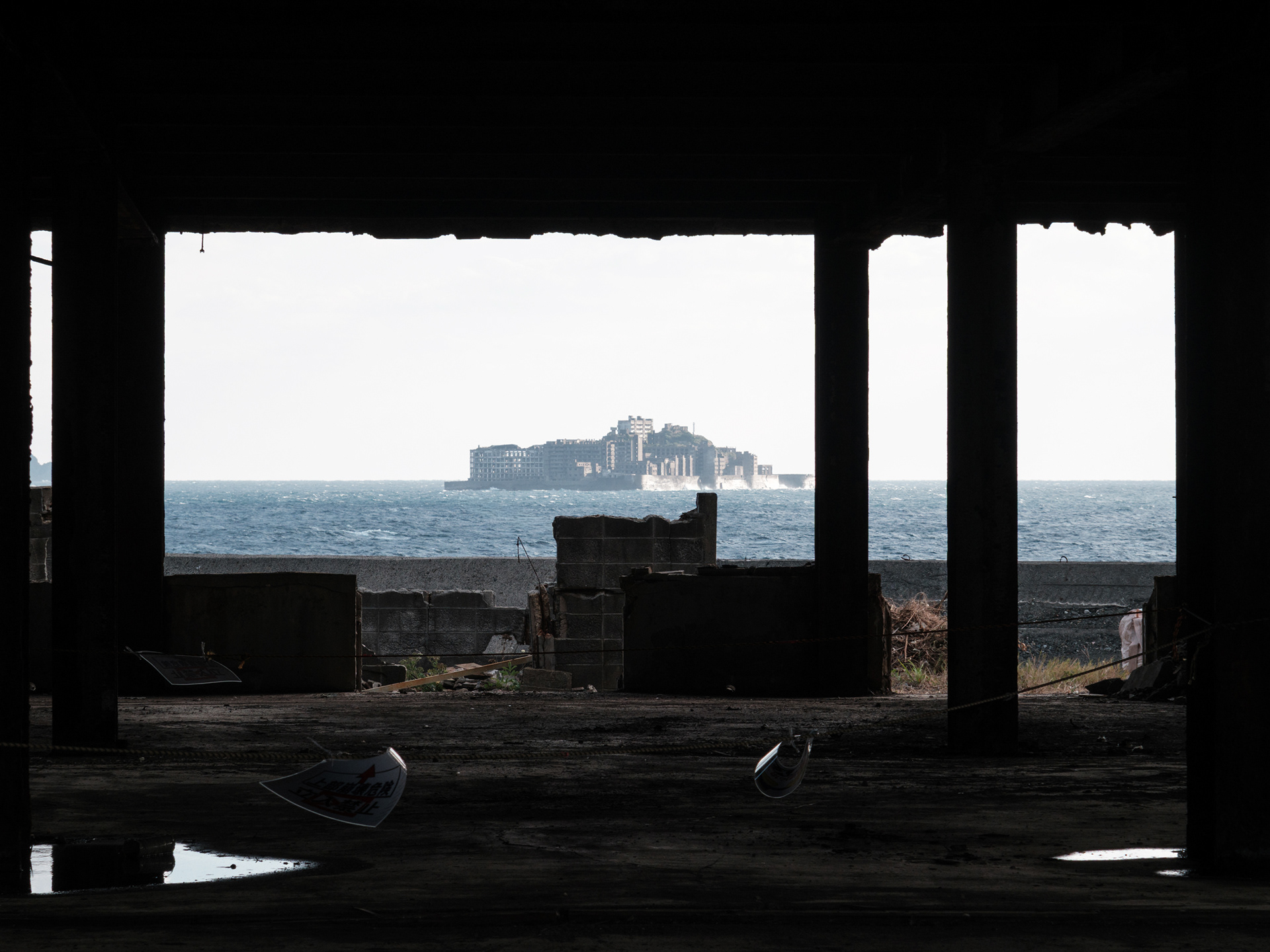 가키세 탄광 터에서 보이는 군함도