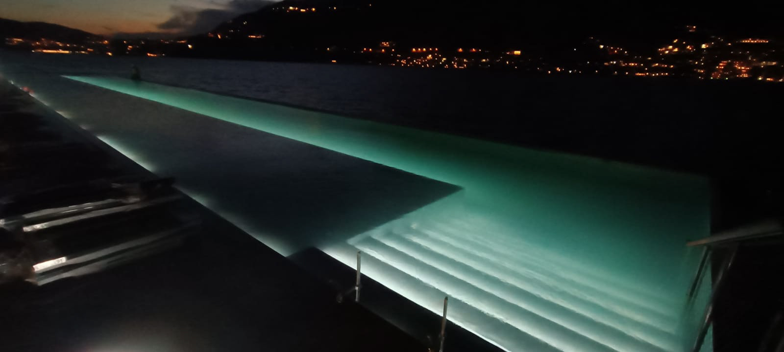 Exceptionally beautiful pool, floating & infinity