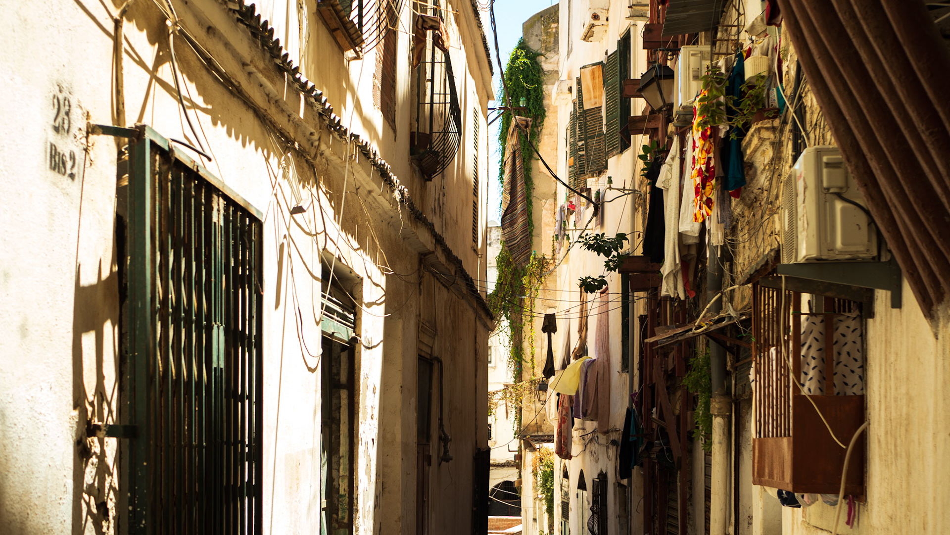 Narrowness of the street