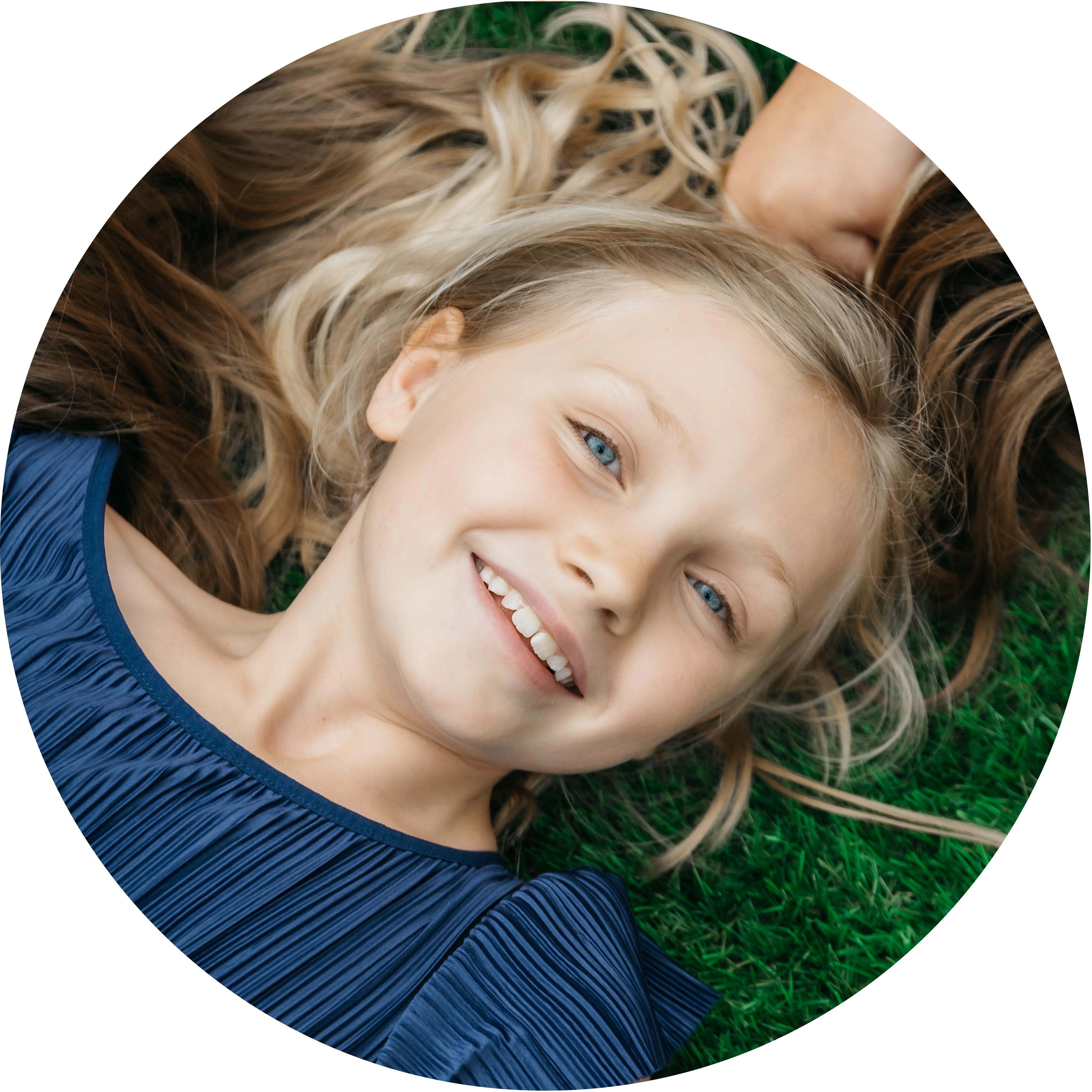 Foto van een vrolijk meisje van 9 jaar tijdens een kinderfeestje. Link naar portfolio