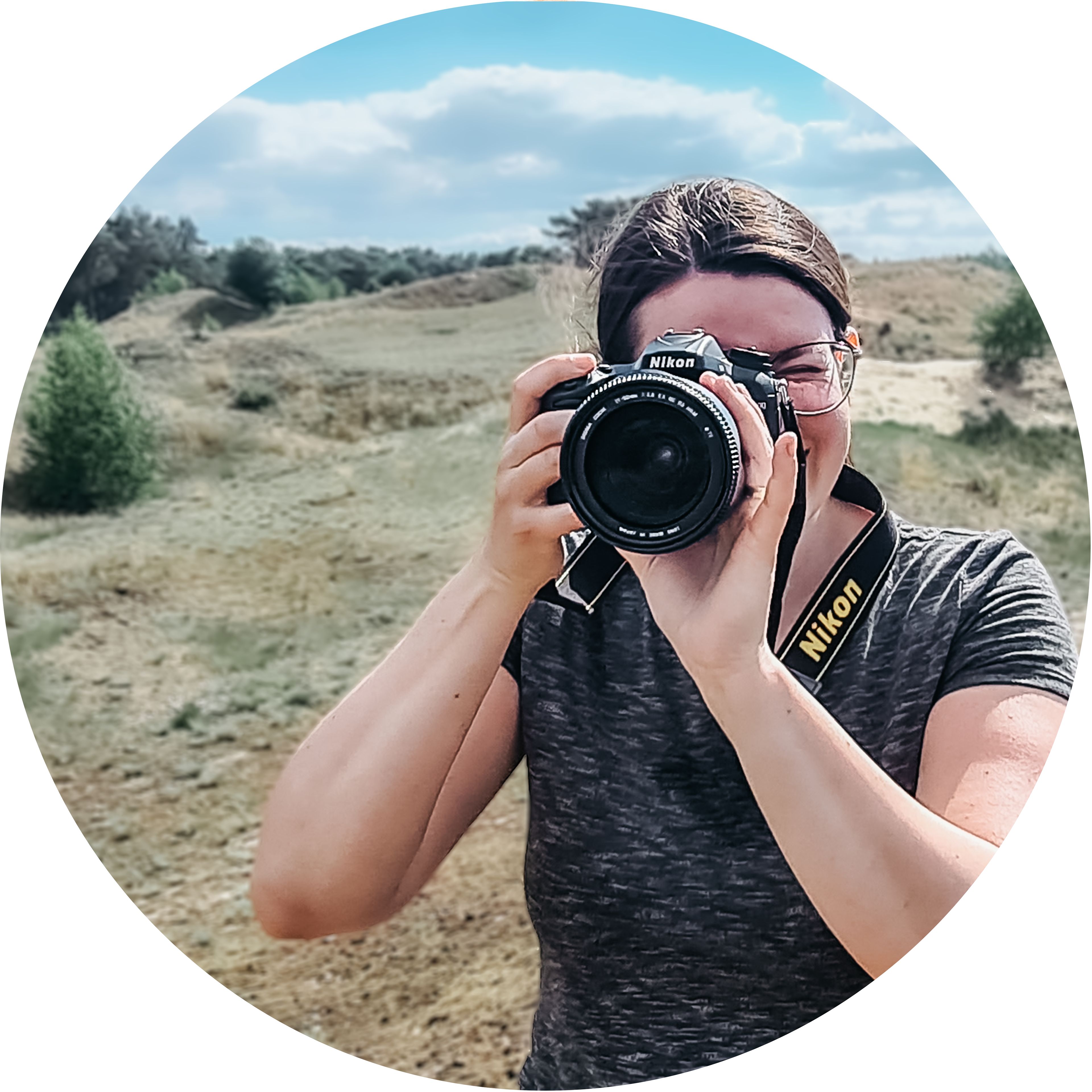 Foto van mij, Sadja, terwijl ik een foto maak met mijn nikon spiegelreflex camera. Link naar 'over mij'