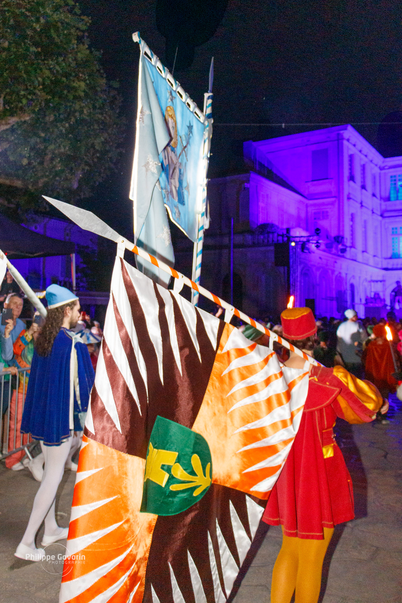 Le petit cortège venant de l'église Notre Dame de Nazareth s'avance lentement dans la nuit, à la lueur des torches...
