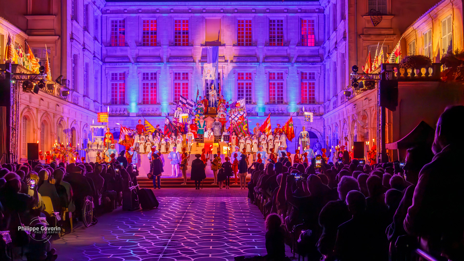 Enfin les lumières illuminent l'ensemble, et la cérémonie peut débuter...