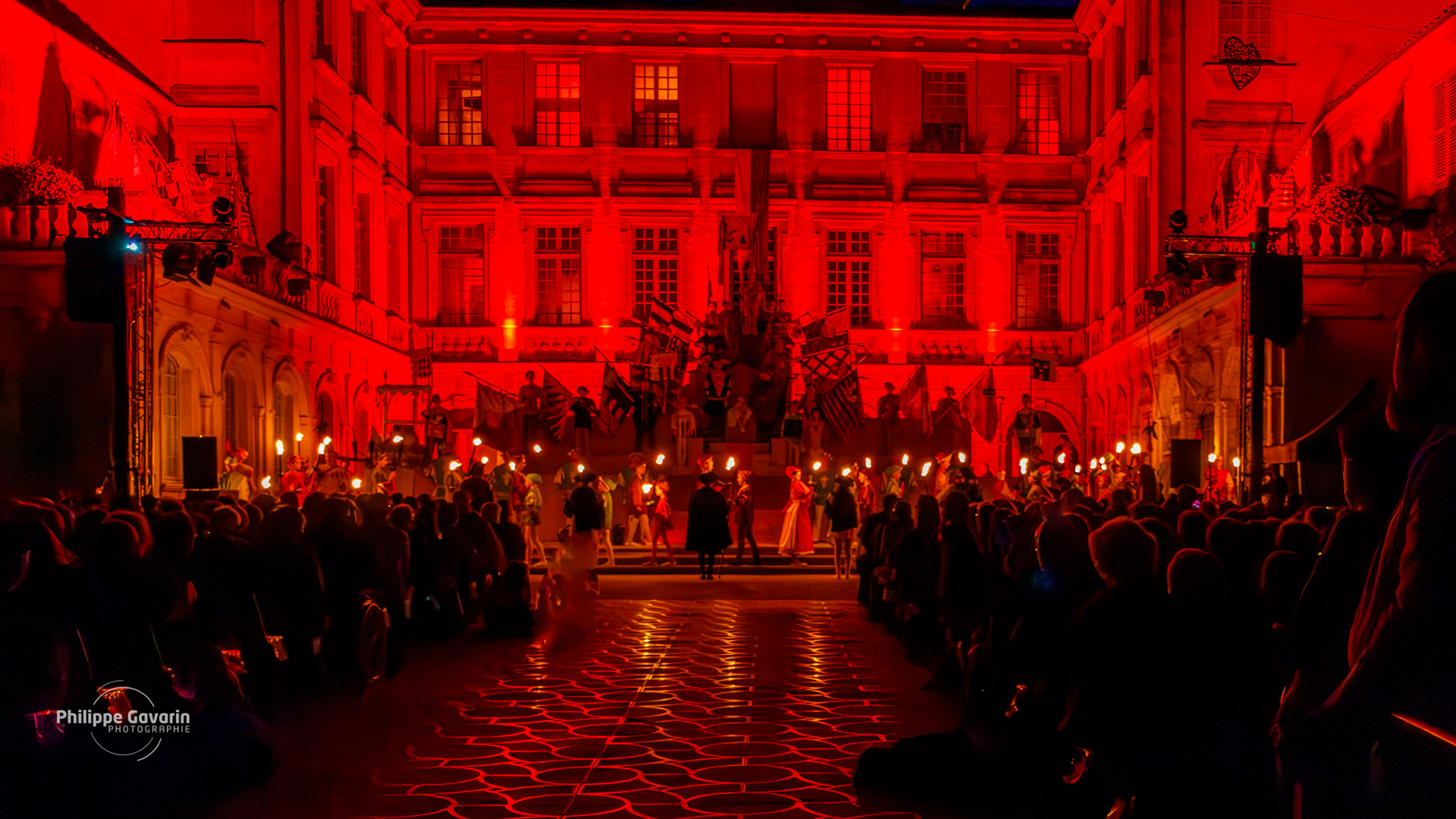 Les porte-torches, après avoir parcouru l'intérieur du Château de Simiane, arrivent au pied du podium
