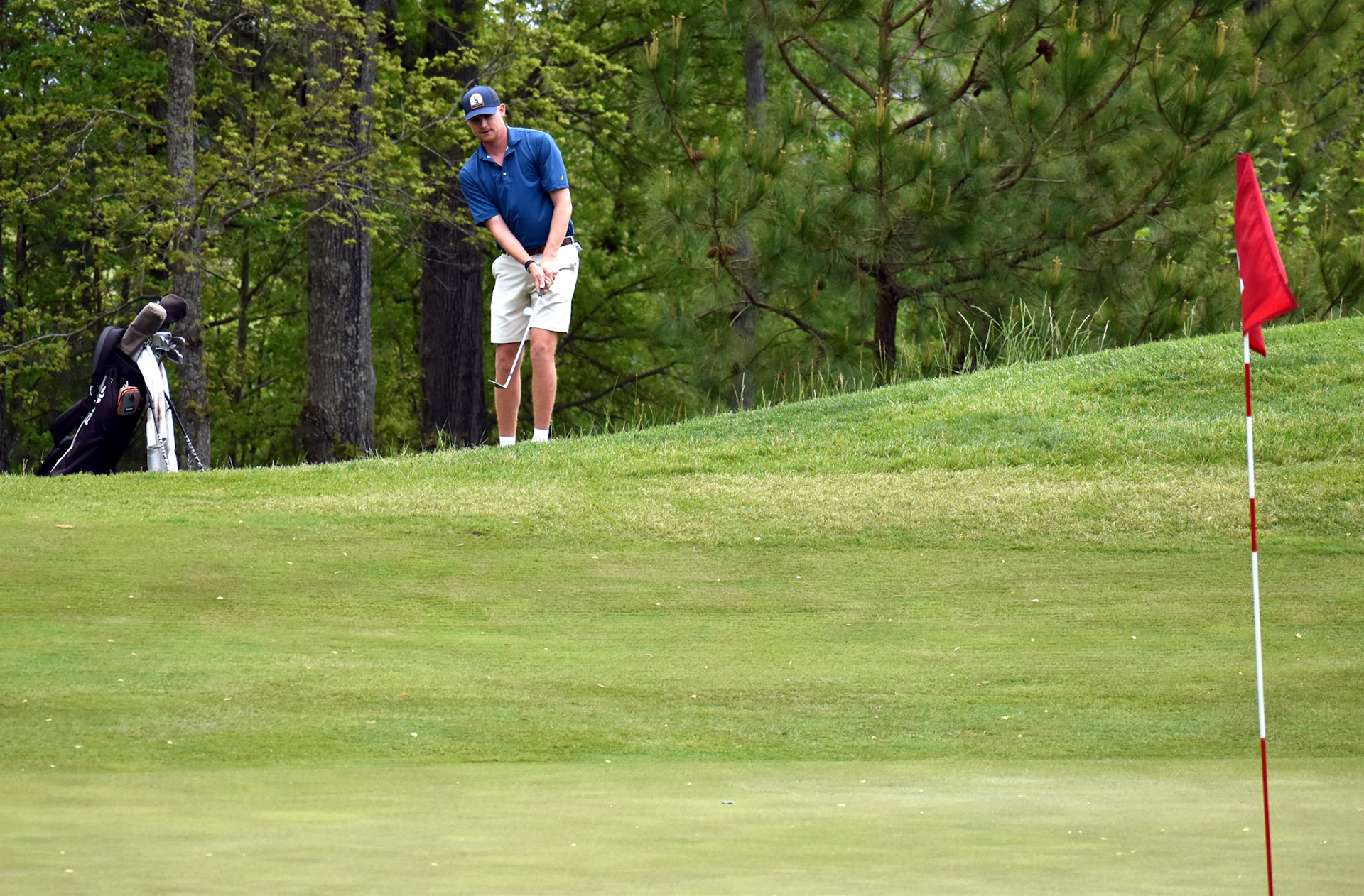 Peter Gasperini chips to 10 green