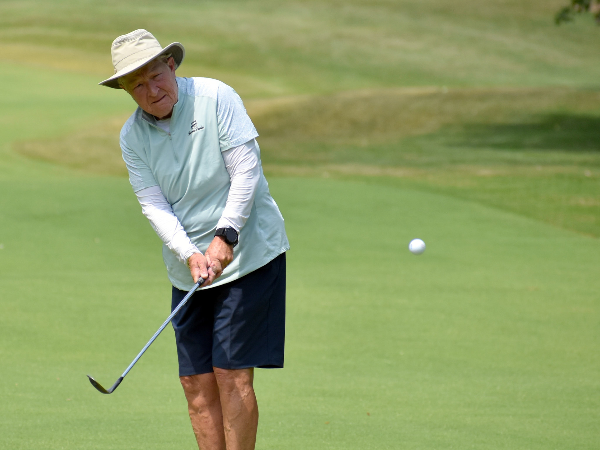 Becki Davis chips to 4 green