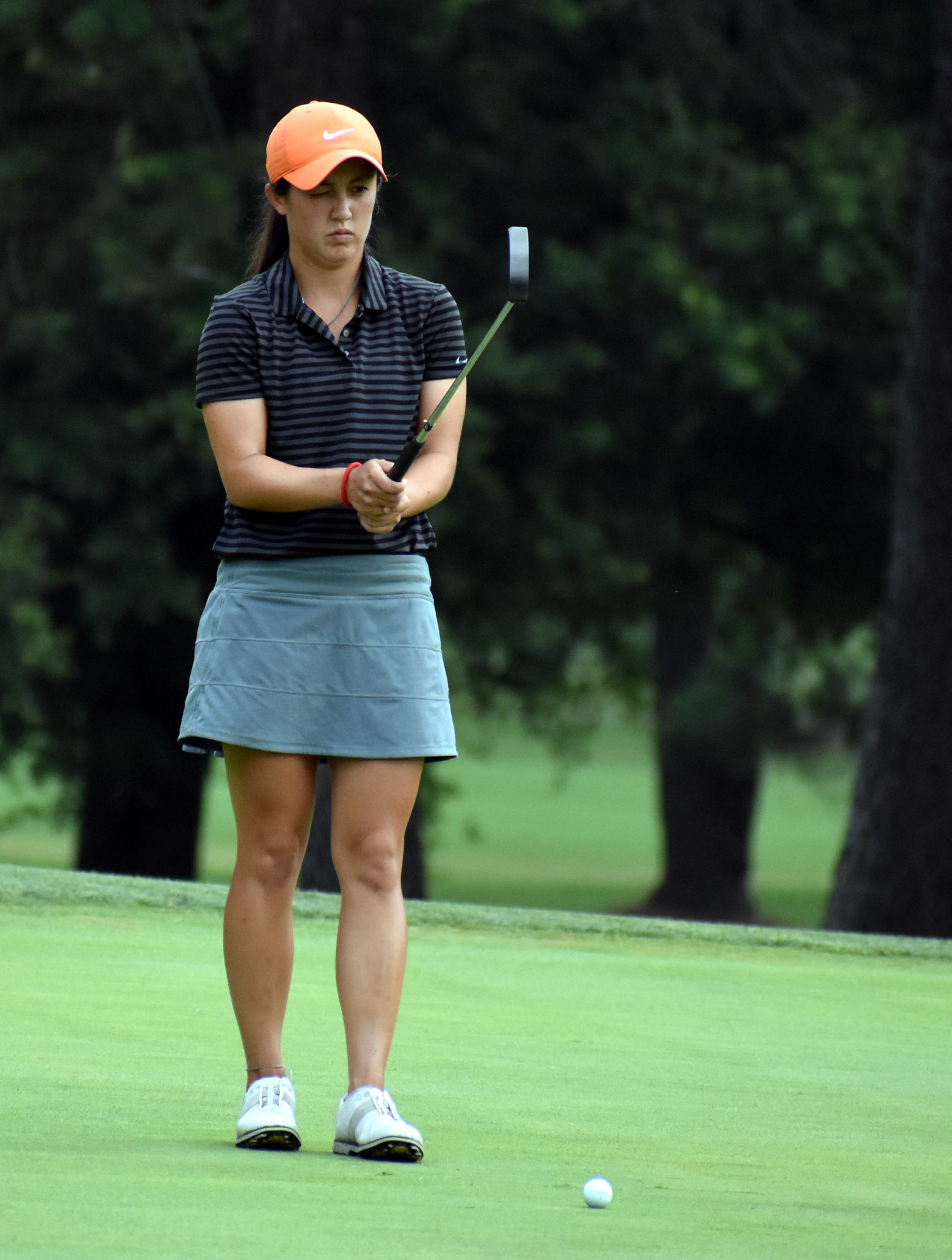 Kendall Turner eyes her putting line on 13