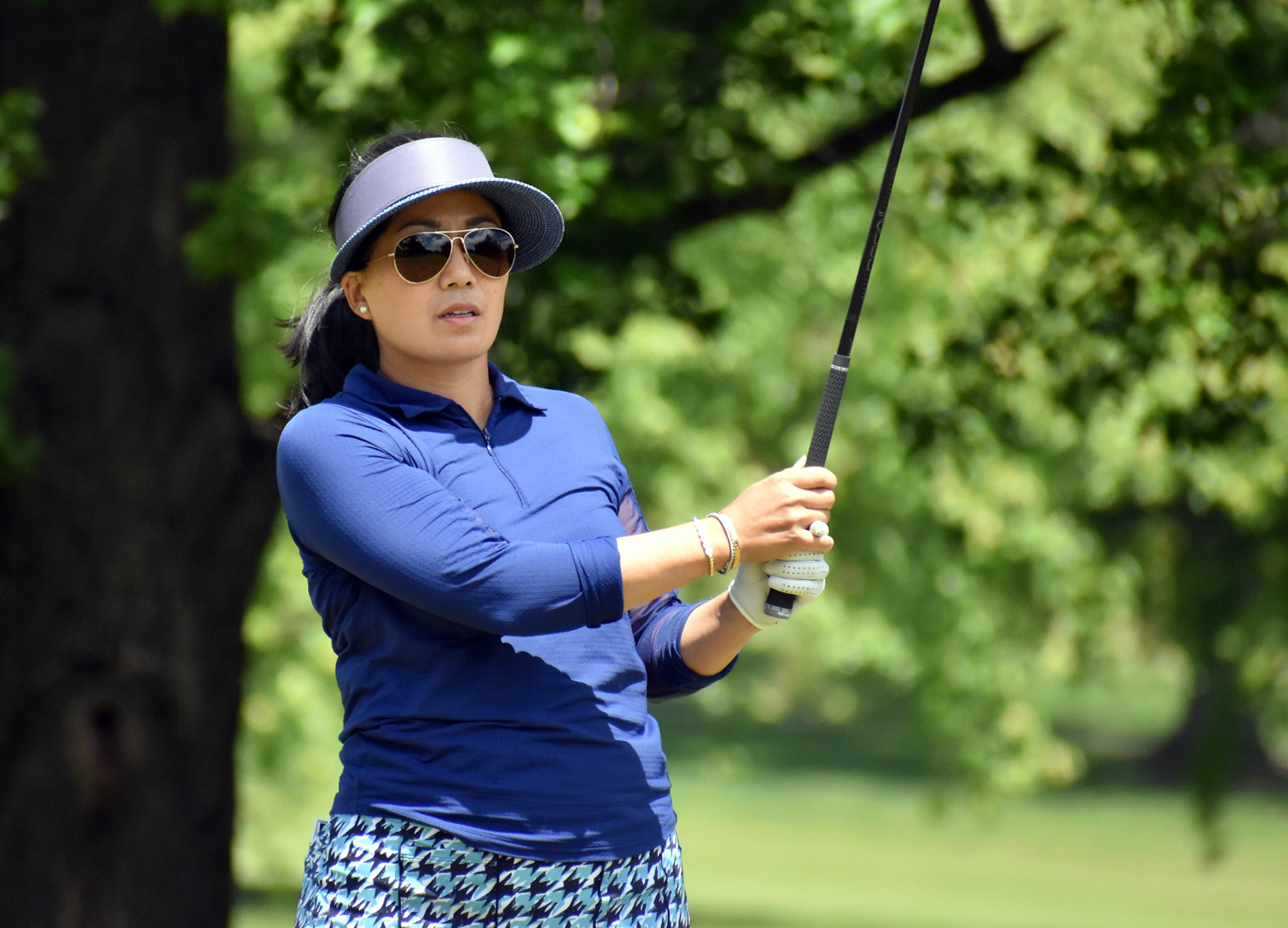 Jenny Suh Thompson tees off on 6.