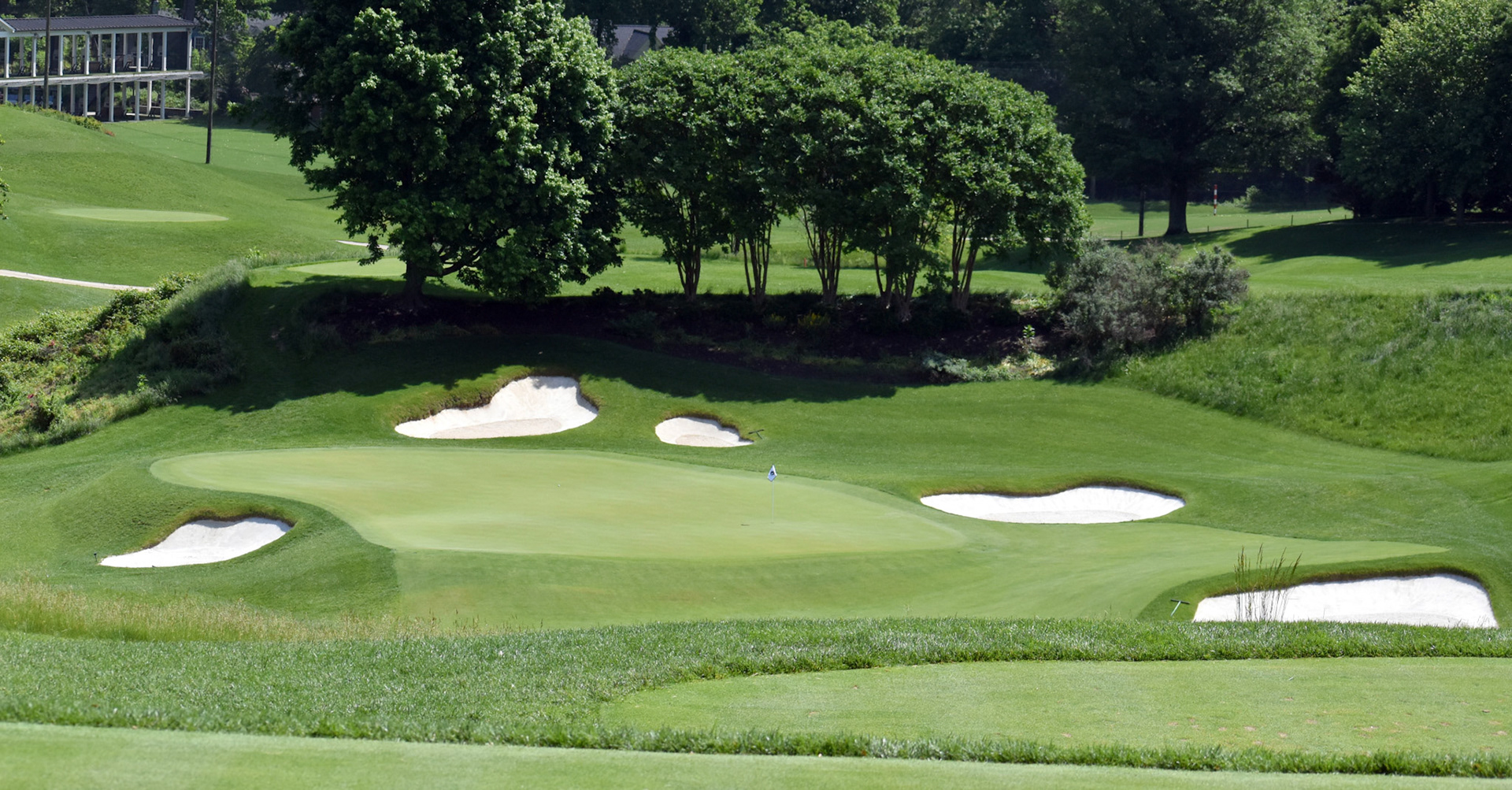The downhill par-3 14th at Washington G&CC
