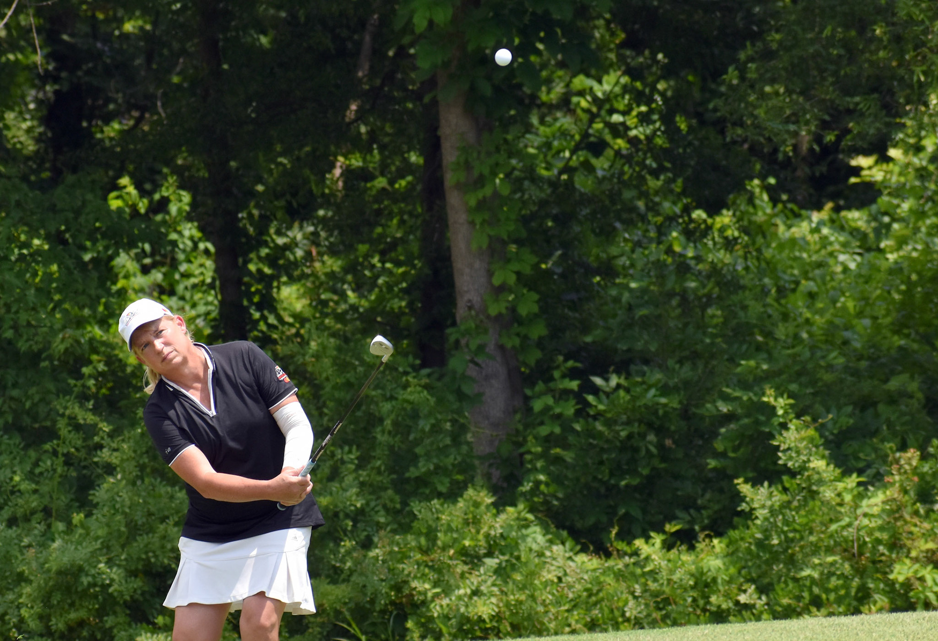 Andrea Miller chips to 11 green
