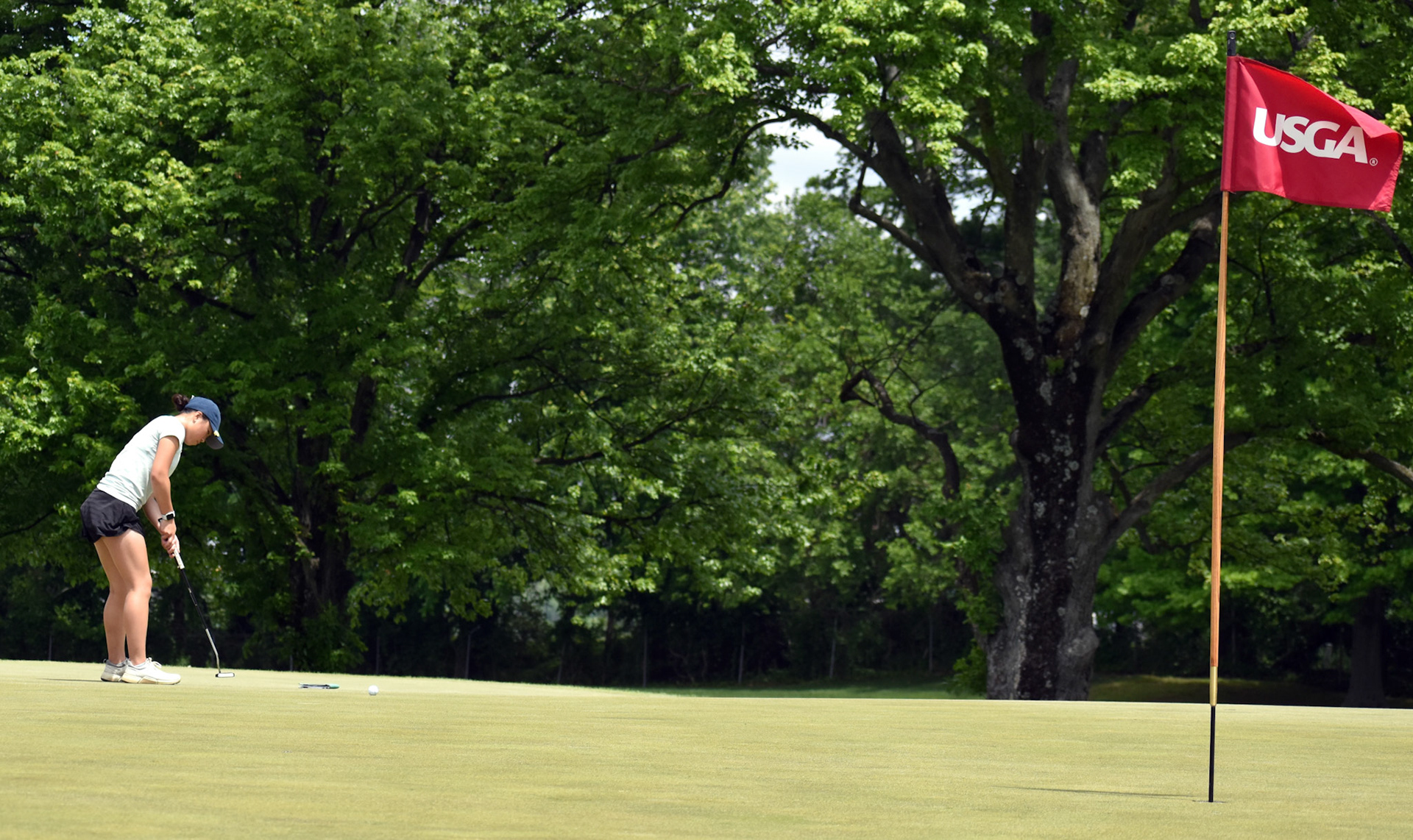Josephine Nguyen putts on 3.
