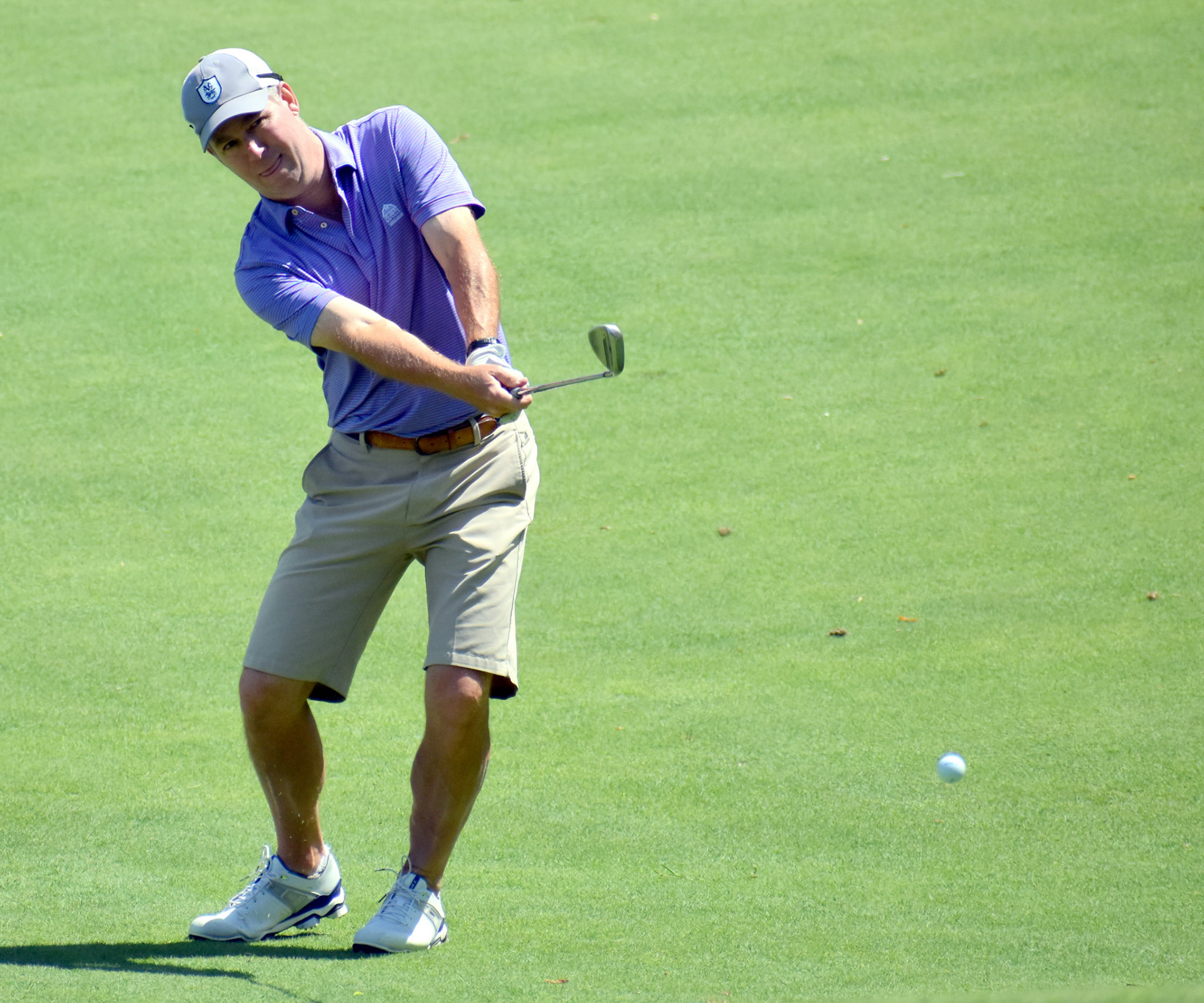 Steve Serrao chips to 12 green