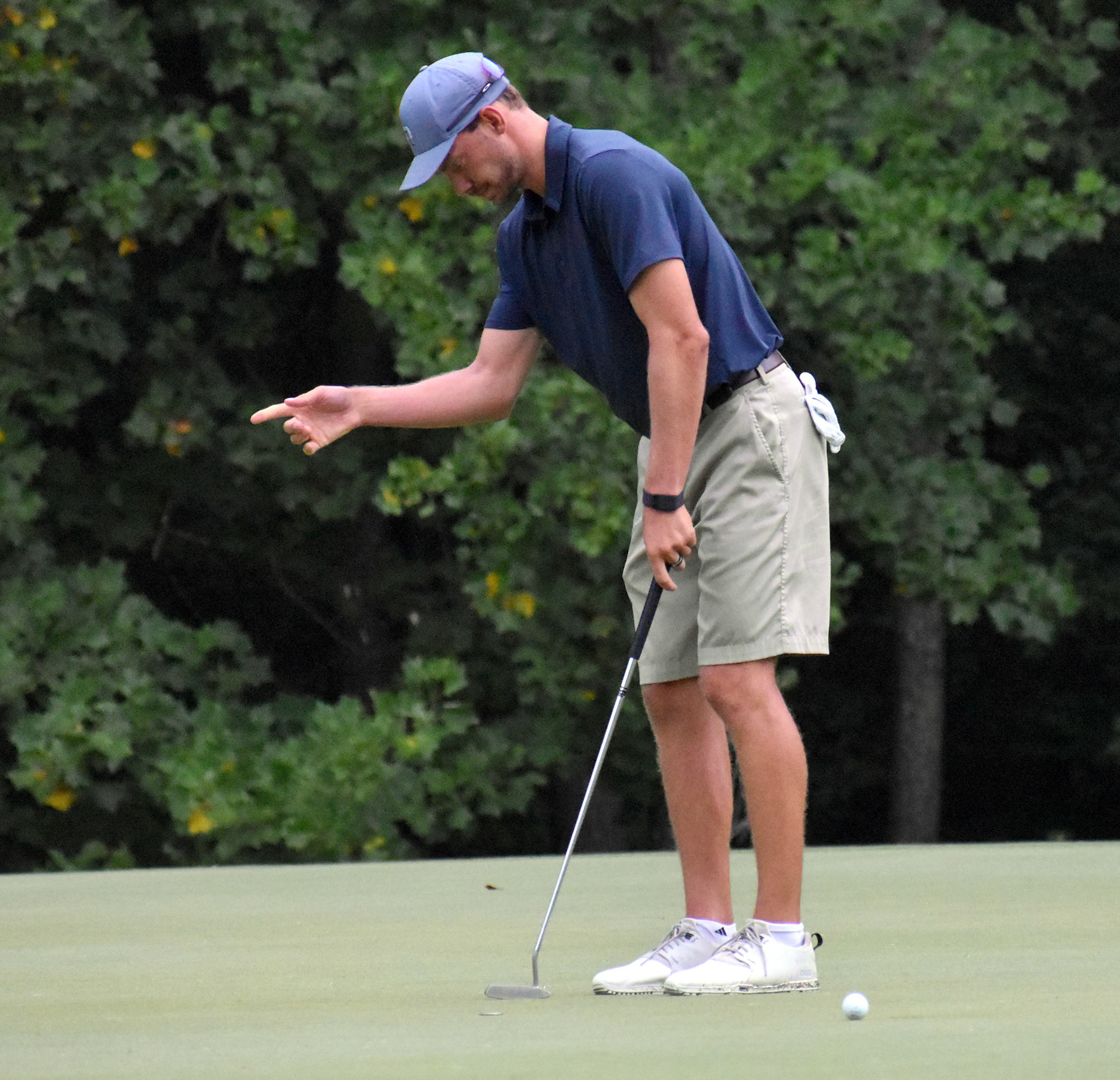 Zack Henry reacts to a missed birdie putt on 12