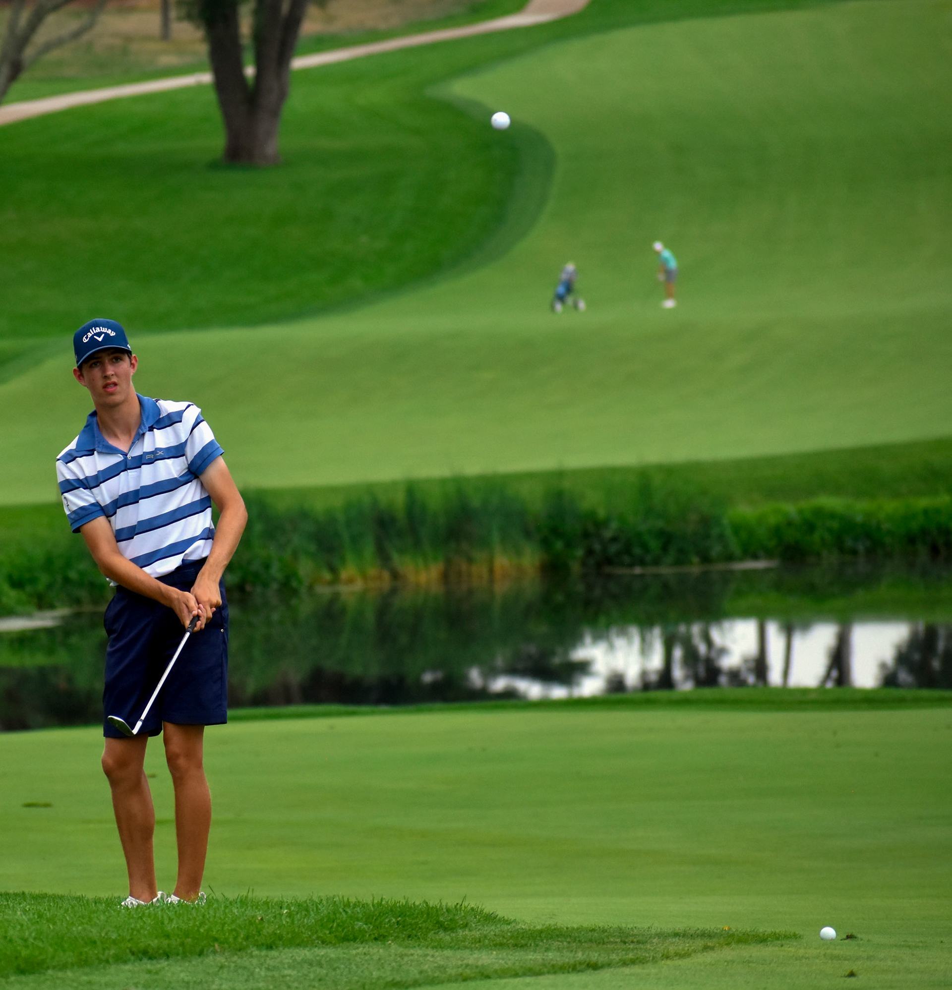 Matt Moloney chips to 9 green
