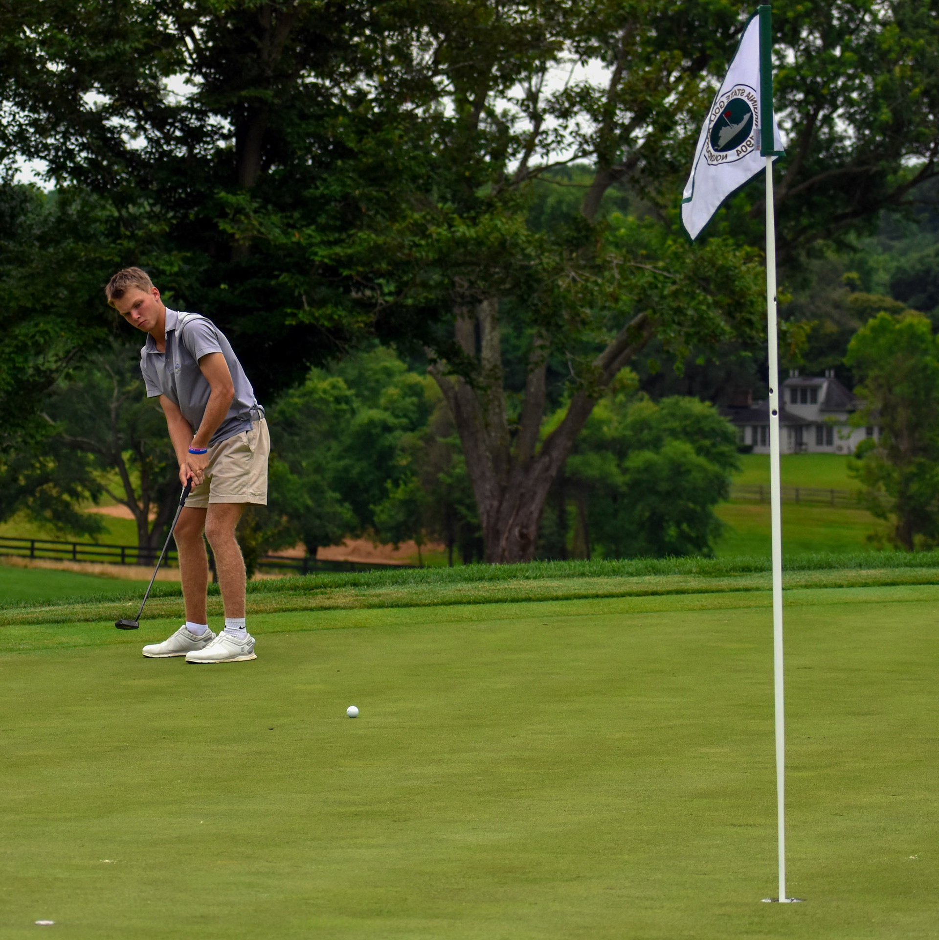 Joe Johnson hits a long putt on 8.