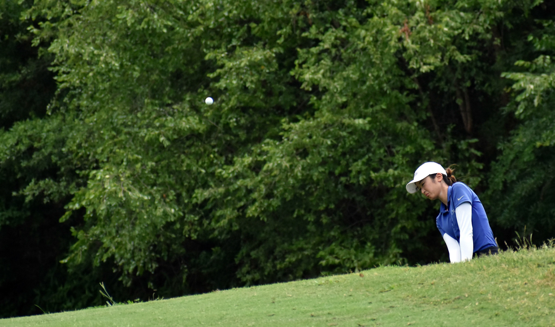 Danielle Suh chips to 9 green in the final match
