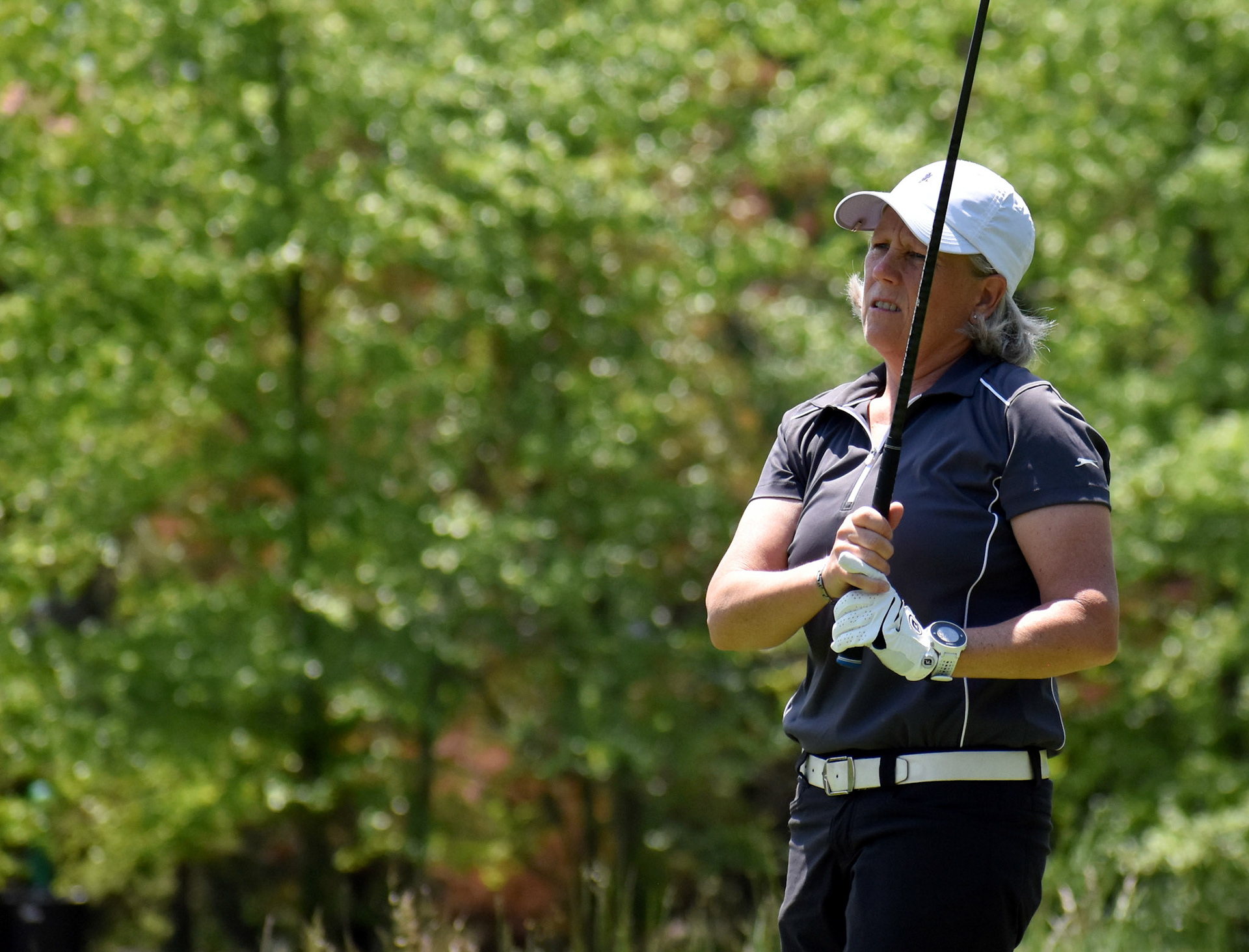 Cindy Thompson watches her drive on 10.