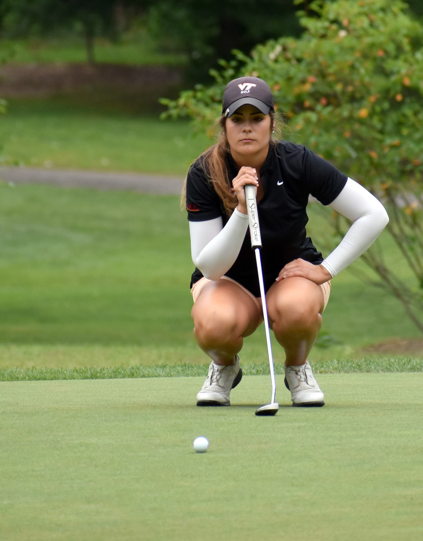 Jessica Spicer reads her putt on 4.