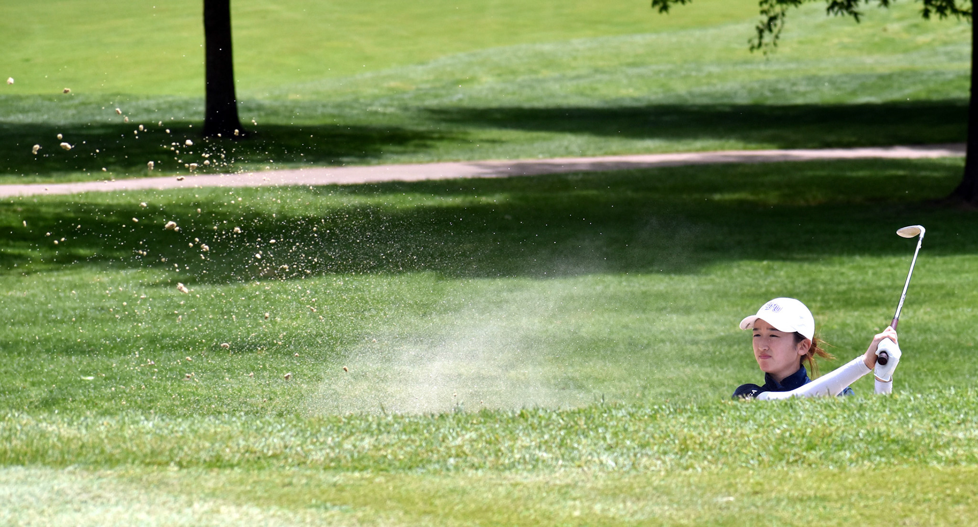 Danielle Suh escapes a deep bunker on 3.