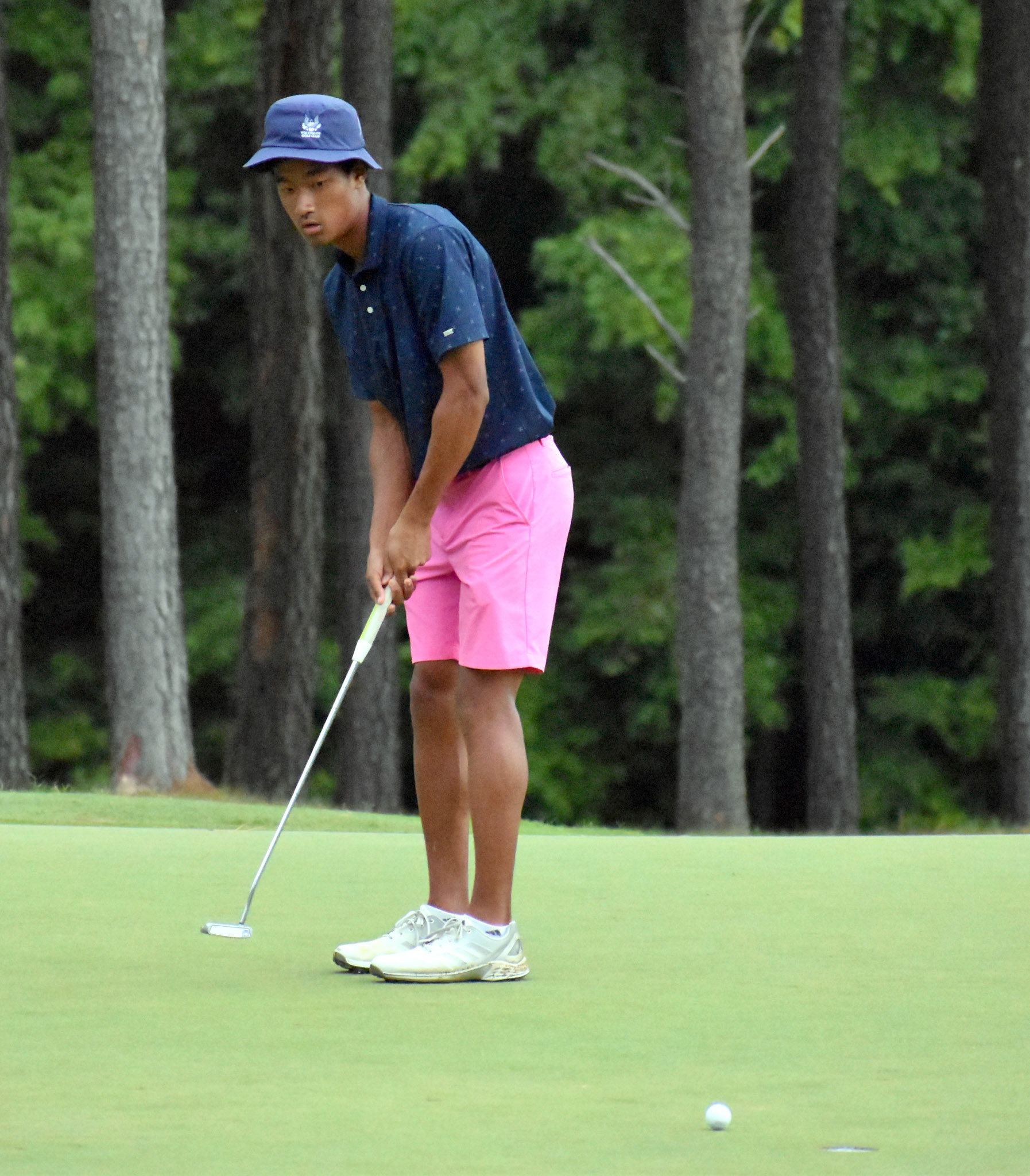 Terry Kim putts on 17