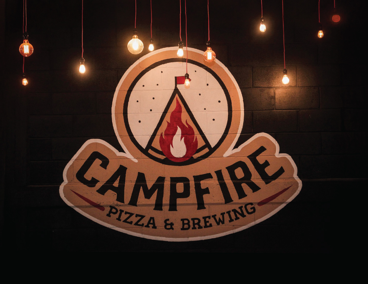 Visual identity design for Campfire, a pizza and beer restaurant in Aguascalientes.
