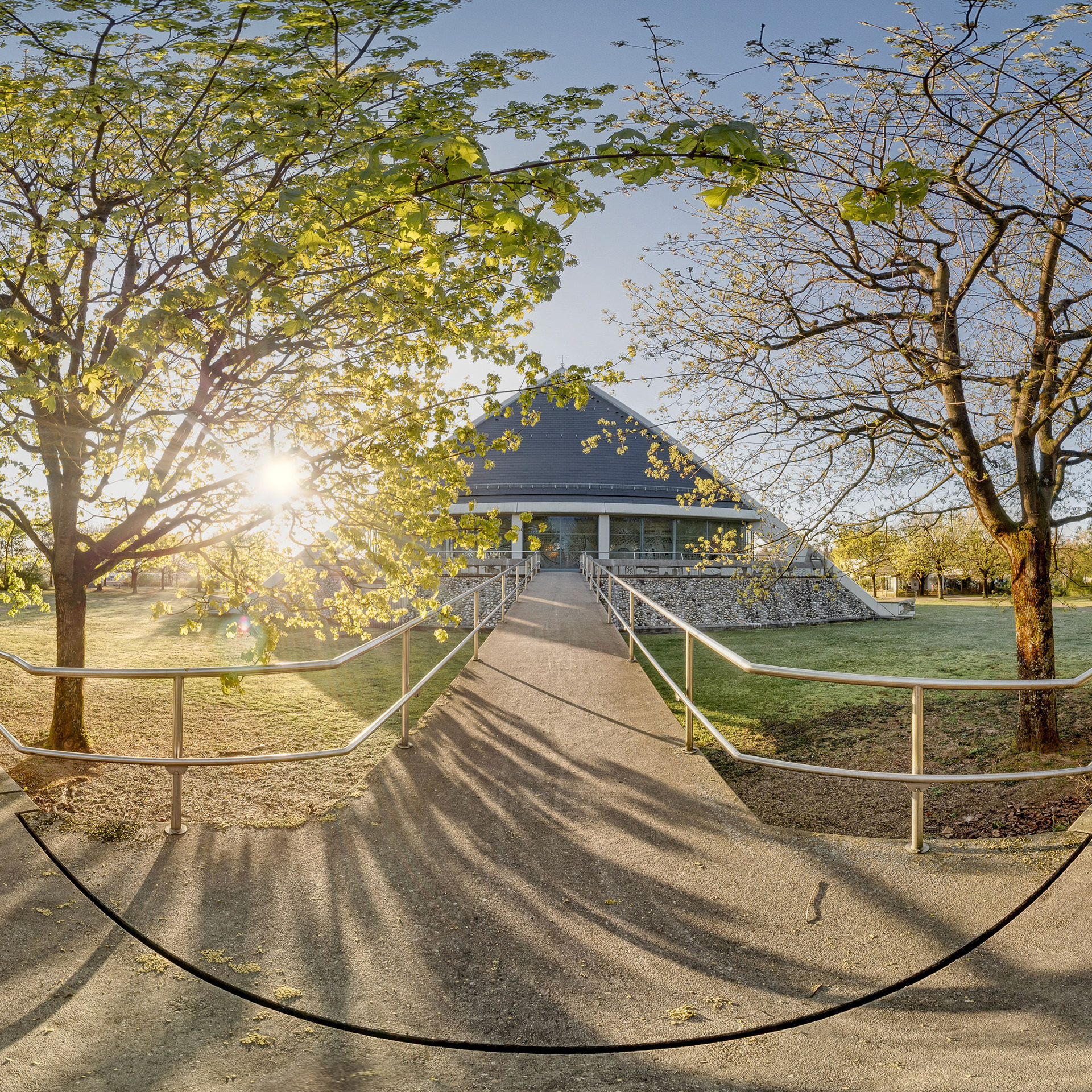 360-Grad-Rundgang über das Gelände und die Autobahnkirche St. Christophorus, Baden-Baden