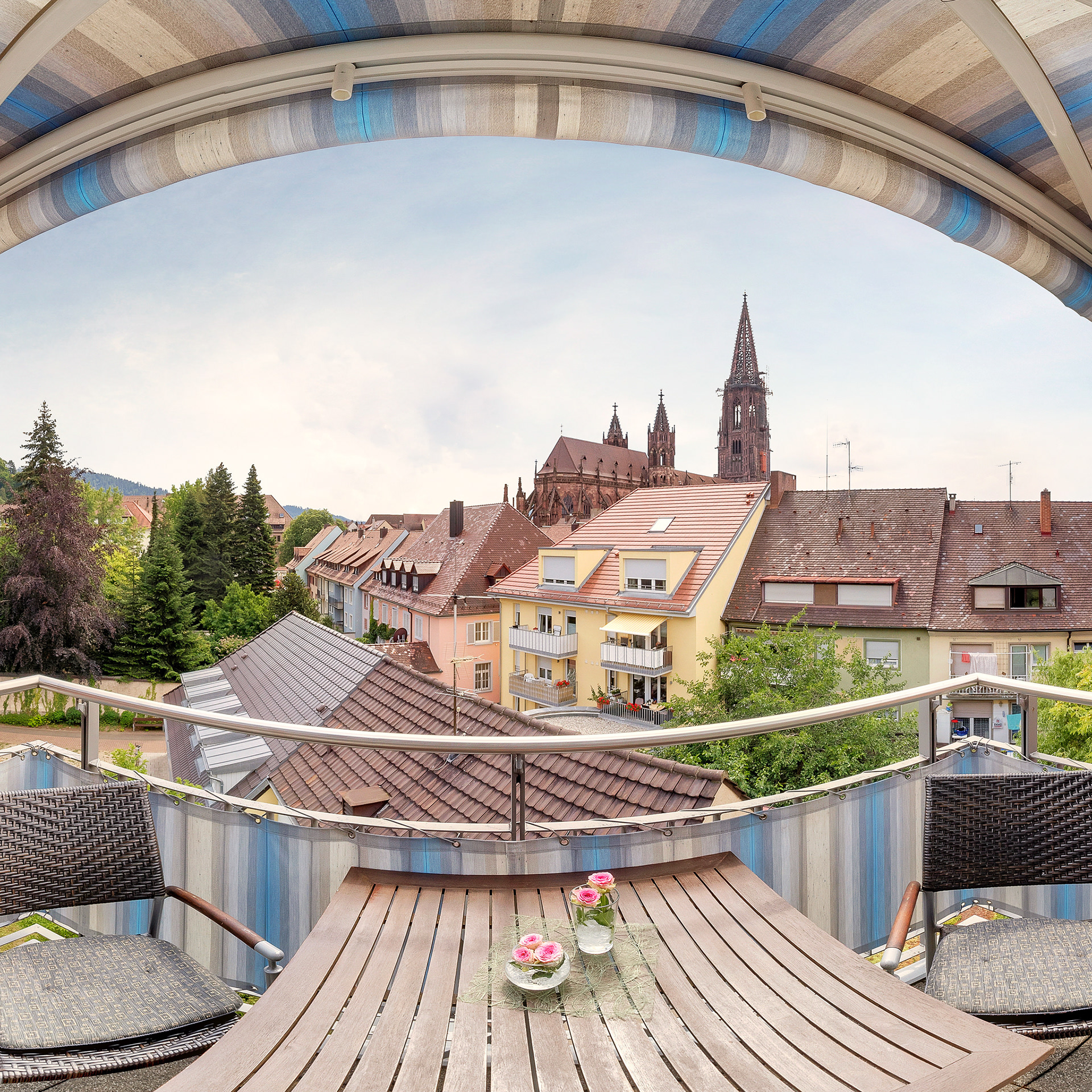 Rundgang durch eine Wohnung im Bereich "Betreutes Wohnen" und über das Gelände von Haus Münsterblick, Freiburg.