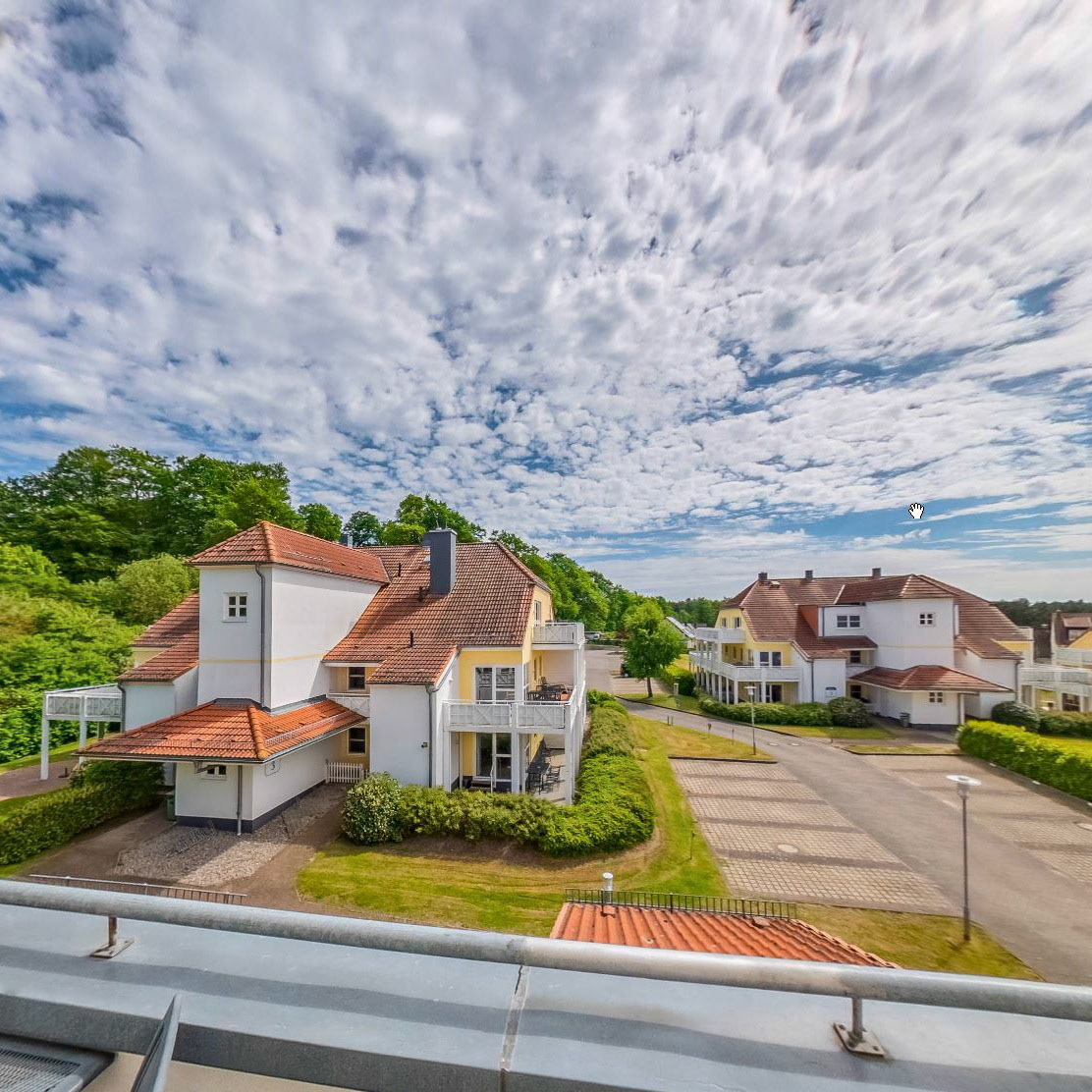 360-Grad-Rundgang durch den H+ Hotels Ferienpark Usedom. Es werden alle Appartmenttypen, spezielle Orte auf der Anlage und auch der Starnd in unmittelbarer Nähe gezeigt. Der Rundgang verfügt über interaktive Elemente, so dass man Zusatzinformationen zum Ferienpark und den Apartments erhält.