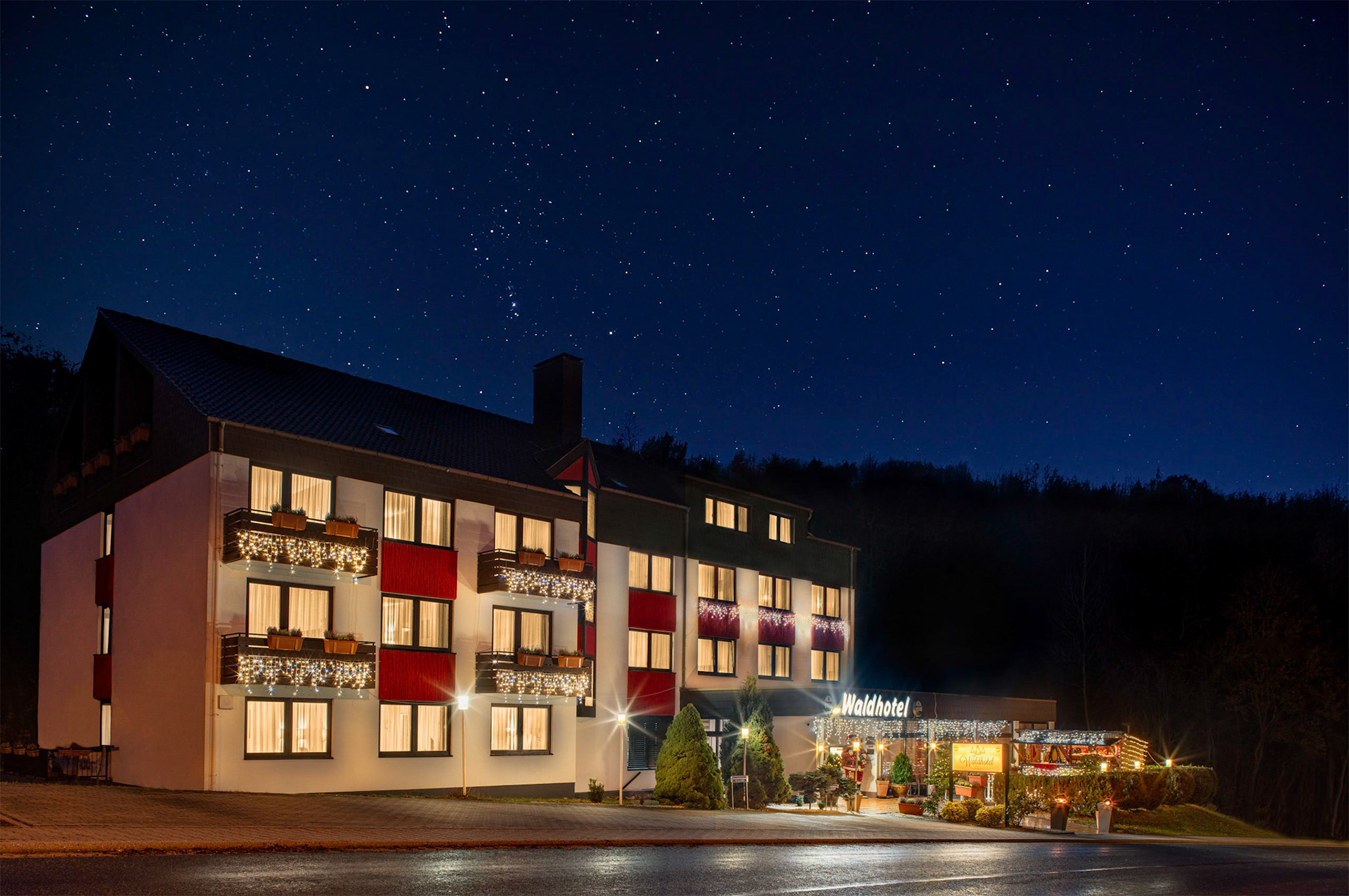 Waldhotel Eisenberg bei Nacht