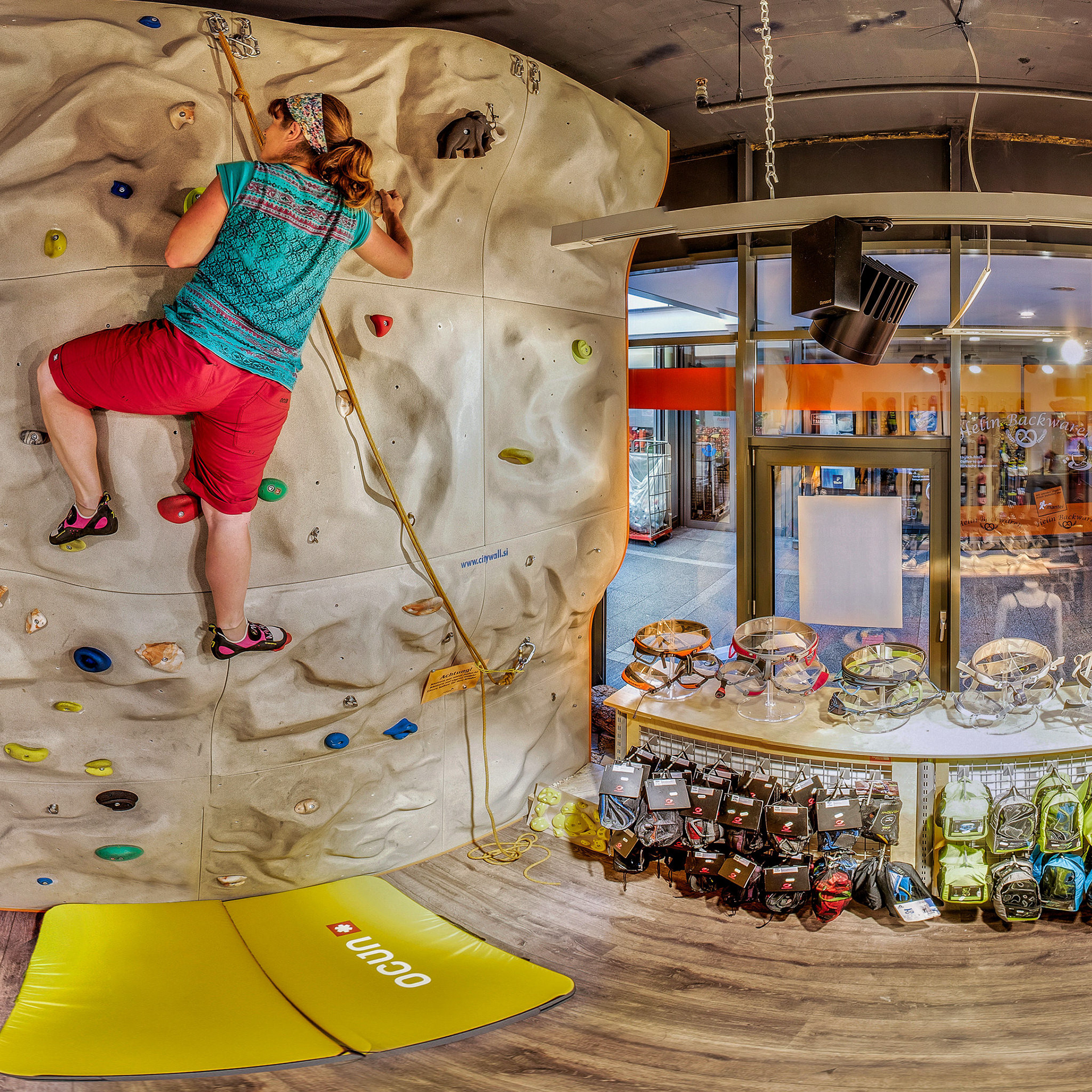 360-Grad-Rundgang durch mehrere Outdoor-Läden in der Kurfürsten-Passage in Heidelberg (Backpacker Store, Jack Wolfskin).