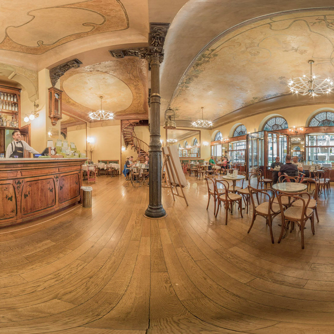 360-Grad.Aufnahme im legendären Jugendstilcafé Caffè Melettti, Ascoli-Piceno.