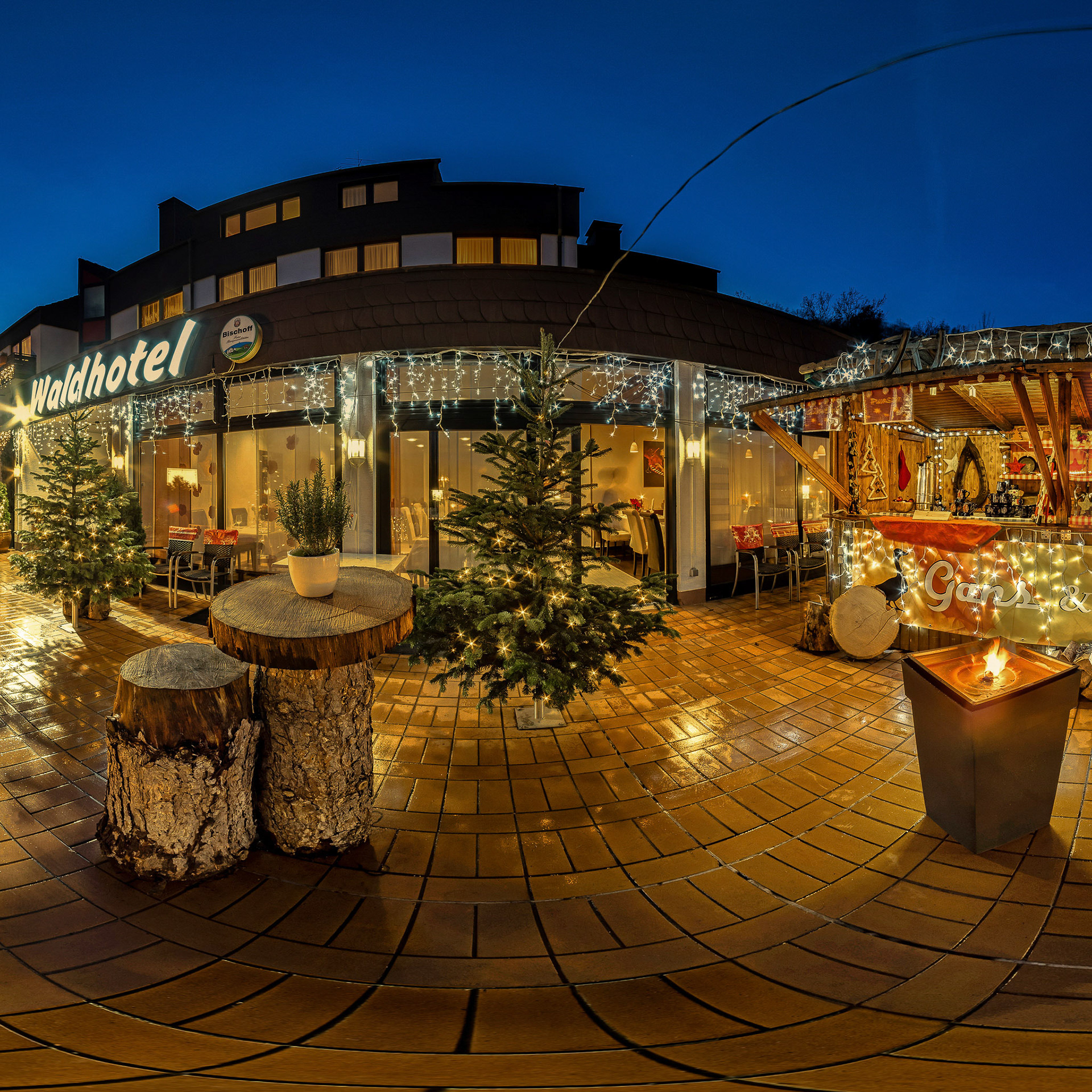 360-Grad-Rundgang durch das Waldhotel Eisenberg im Winter mit kleinem Weihnachtsmarkt auf der Terrasse.