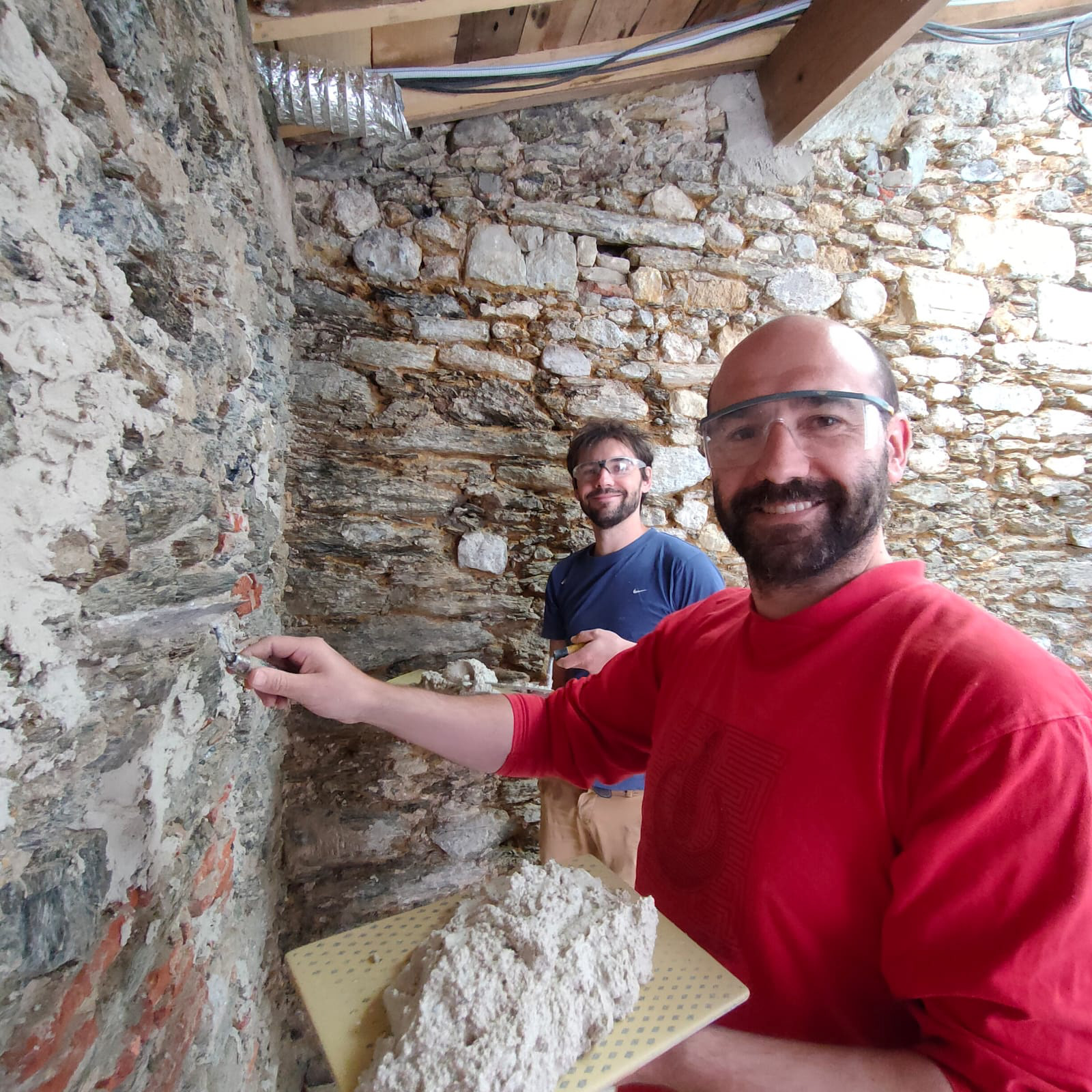 Jet à la truelle du mélange argile/sable