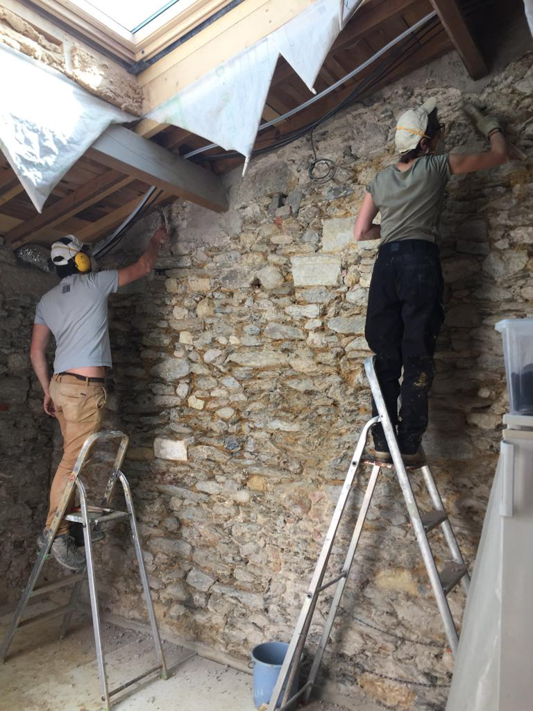 Décroutage du ciment des murs pierres 
