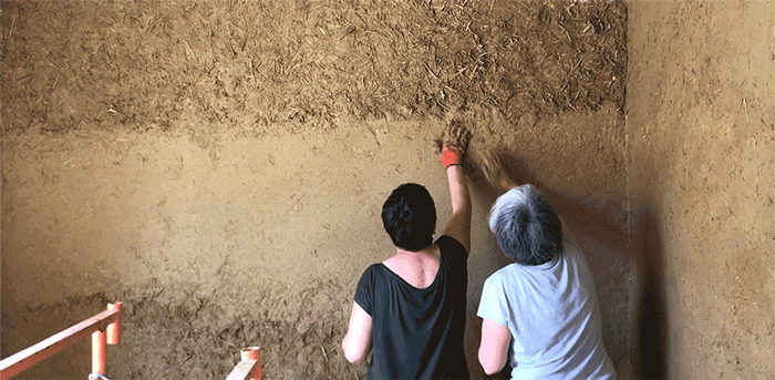 Application d'une deuxième couche d'enduit de corps. Redressement du mur