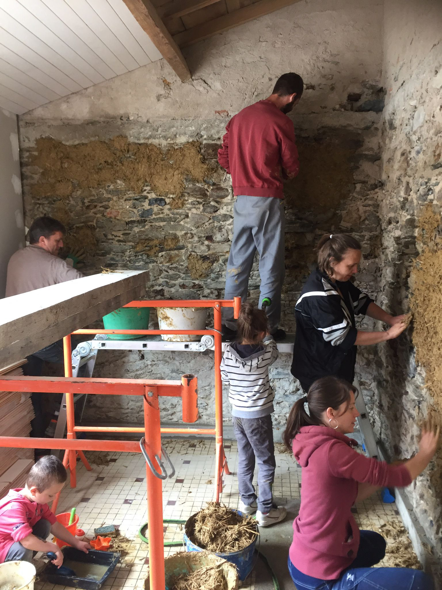 Rebouchage des trous avec la barbotine Terre/Paille