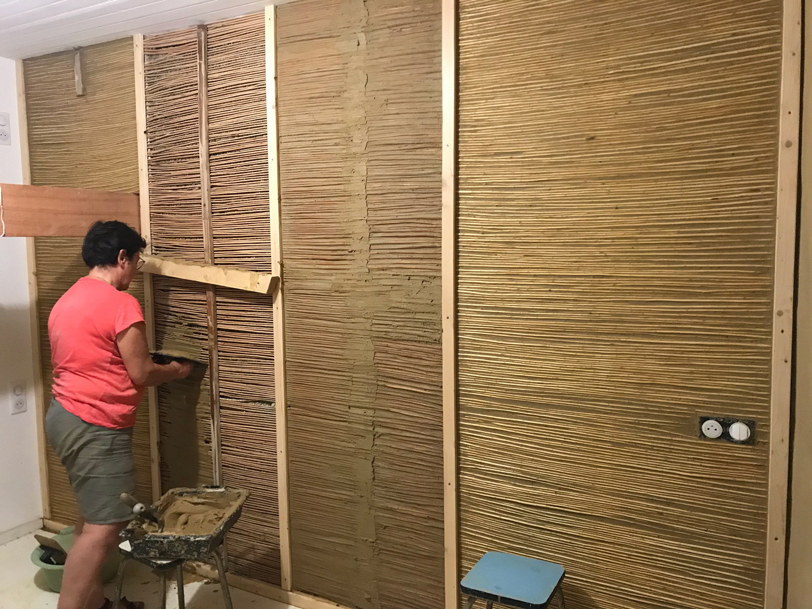 Enduit sur canisse de roseau. Lissage à l'éponge